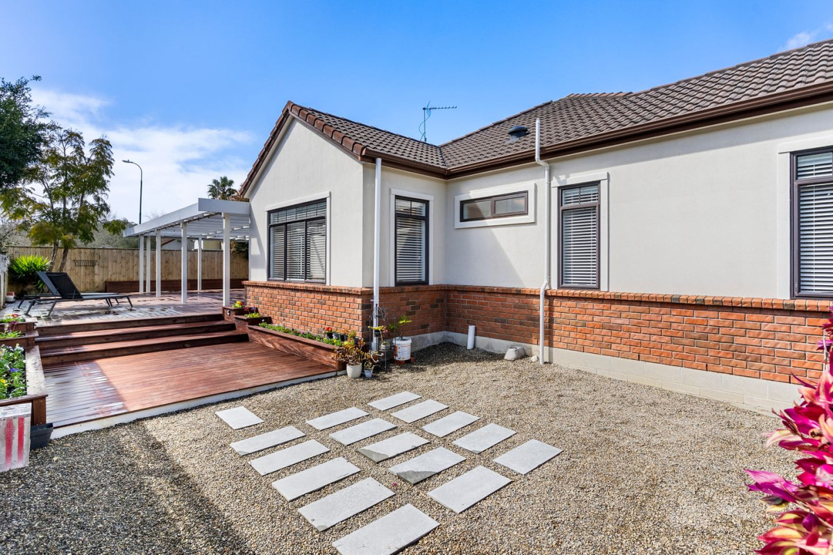 Vendor relocating overseas, 170m2 4 beds 2.5 baths house on 612m2 section, Direct access to the neighbouring reserve and playground, Walking distance to Pinehurst School and Kristin School, Close to Albany shopping, dining, public transport and motorway access, 33 Northwood Avenue, Albany, , Auckland