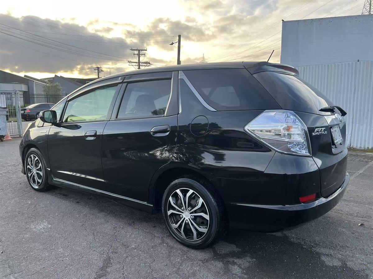 2013 Honda Fit SHUTTLE HYBRID Hatchback Automatic, 5 seats, Black, 1 owner, Petrol, 1,339 cc, 140,902 km