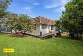 Freehold 754m2 in a Use / Commercial Zone, 300m2 floor area, 4 beds 1 bath house, A high-visibility storefront or office area (2 offices, lounge, kitchenette, toilet), 1 garage space, 2 carport spaces and 5 off street parks, minutes away from major transport links, shopping hubs, and local amenities, 118 Pakuranga Road, Pakuranga, Auckland