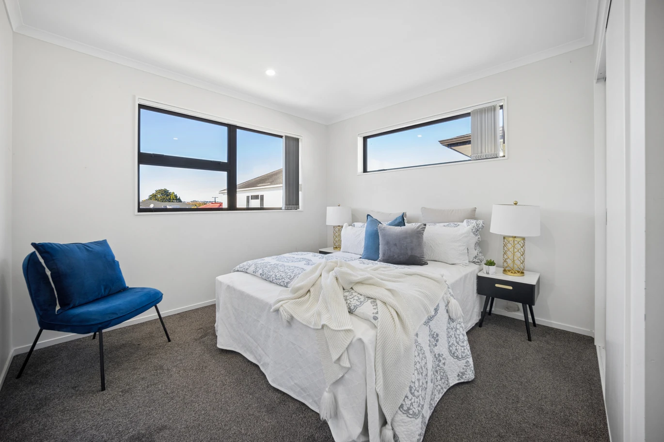 Standalone 4 beds 2.5 baths home with garage, close to schools, shopping centres, parks, easy motorway access, 52B Kimpton Road Papatoetoe, Auckland
