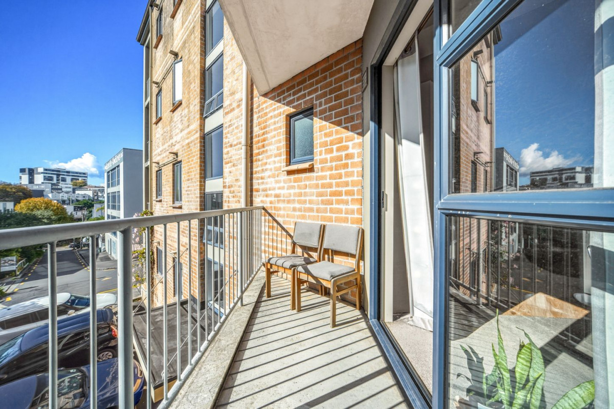 Auckland Girls Grammar school zone, 88m2 Freehold 2 beds 1 bath 1 car park apartment, with a brick and weatherboard exterior, The bathroom features a separate bath and shower, and has been recently refreshed, including new heating and an automatic ventilation system. close to CBD, Newmarket, Mt Eden, motorway access, 2B/40 Charlotte Street, Eden Terrace, Auckland