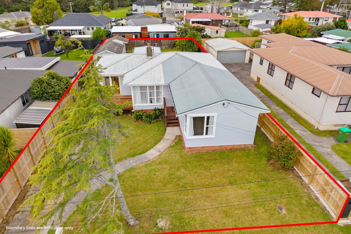 675m2 section, Renovated 4 beds 2 baths house with standalone garage, oned for Anchorage Park School, Pakuranga Intermediate, and Edgewater College, Nearby to Pakuranga Town Centre and a short drive to Botany Town Centre, 9 Osprey Street, Pakuranga, Auckland