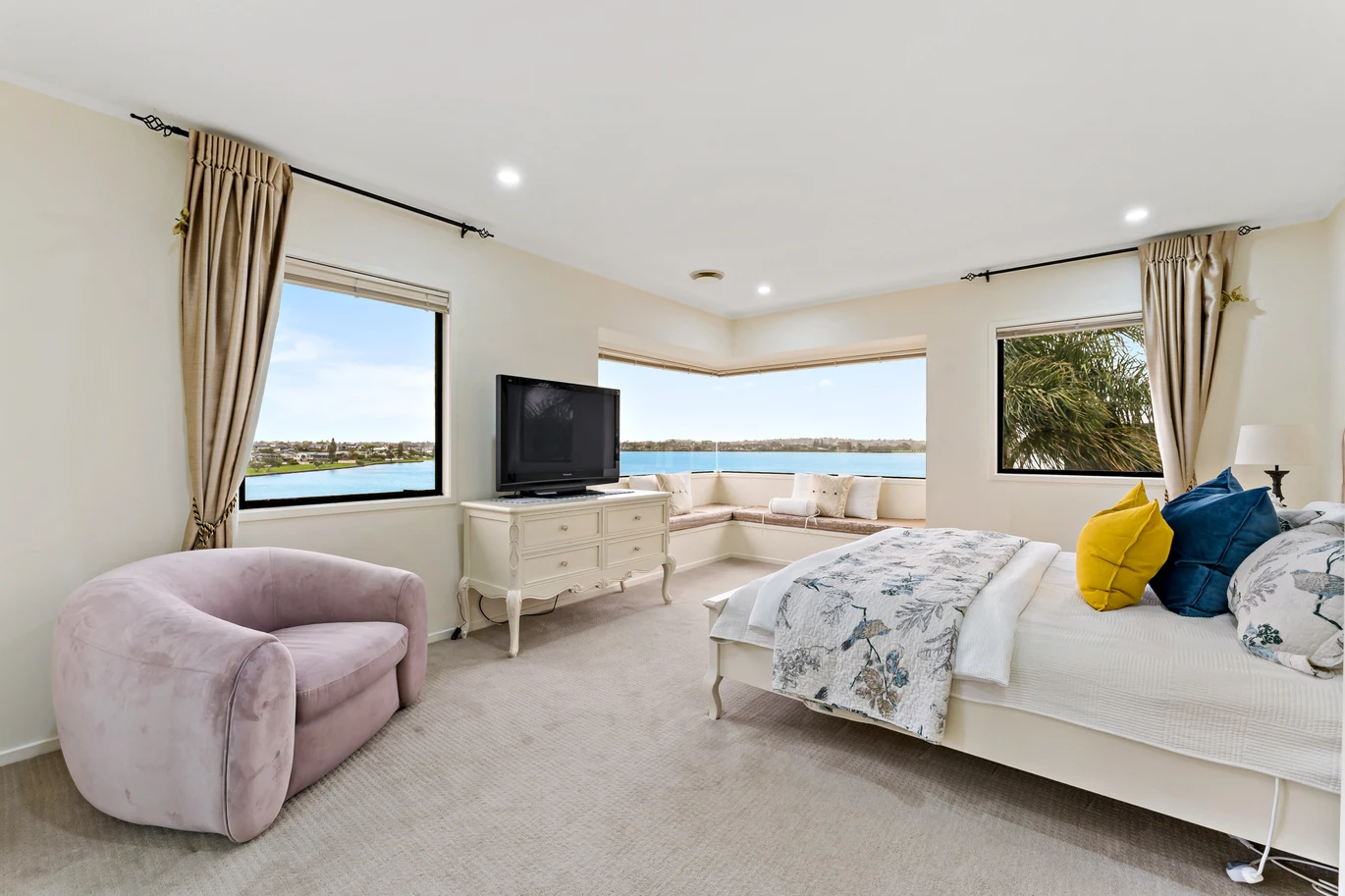 Overseas Vendor Must sell, 720m2 Sea views 5 beds 5 baths house with triple garage and A self-contained guest wing, car room, music room, office, swimming pool, the full-sized tennis court. A sauna, private gym, and children’s playground, direct beach access from the backyard for sunrise kayaking, moments from Half Moon Bay’s shops, 38 Venus Place, Half Moon Bay, Auckland