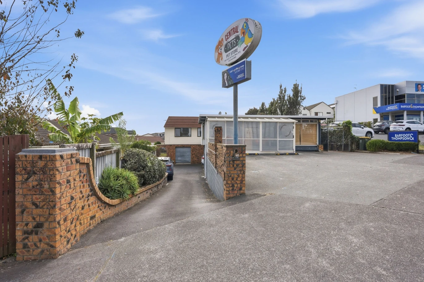 Freehold 754m2 in a Use / Commercial Zone, 300m2 floor area, 4 beds 1 bath house, A high-visibility storefront or office area (2 offices, lounge, kitchenette, toilet), 1 garage space, 2 carport spaces and 5 off street parks, minutes away from major transport links, shopping hubs, and local amenities, 118 Pakuranga Road, Pakuranga, Auckland