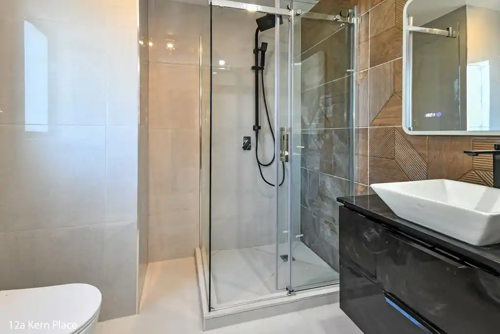 For rent, 5 beds 3 baths house, several parking available, Available from 11th June, 12a Kern Place, Manurewa, Auckland