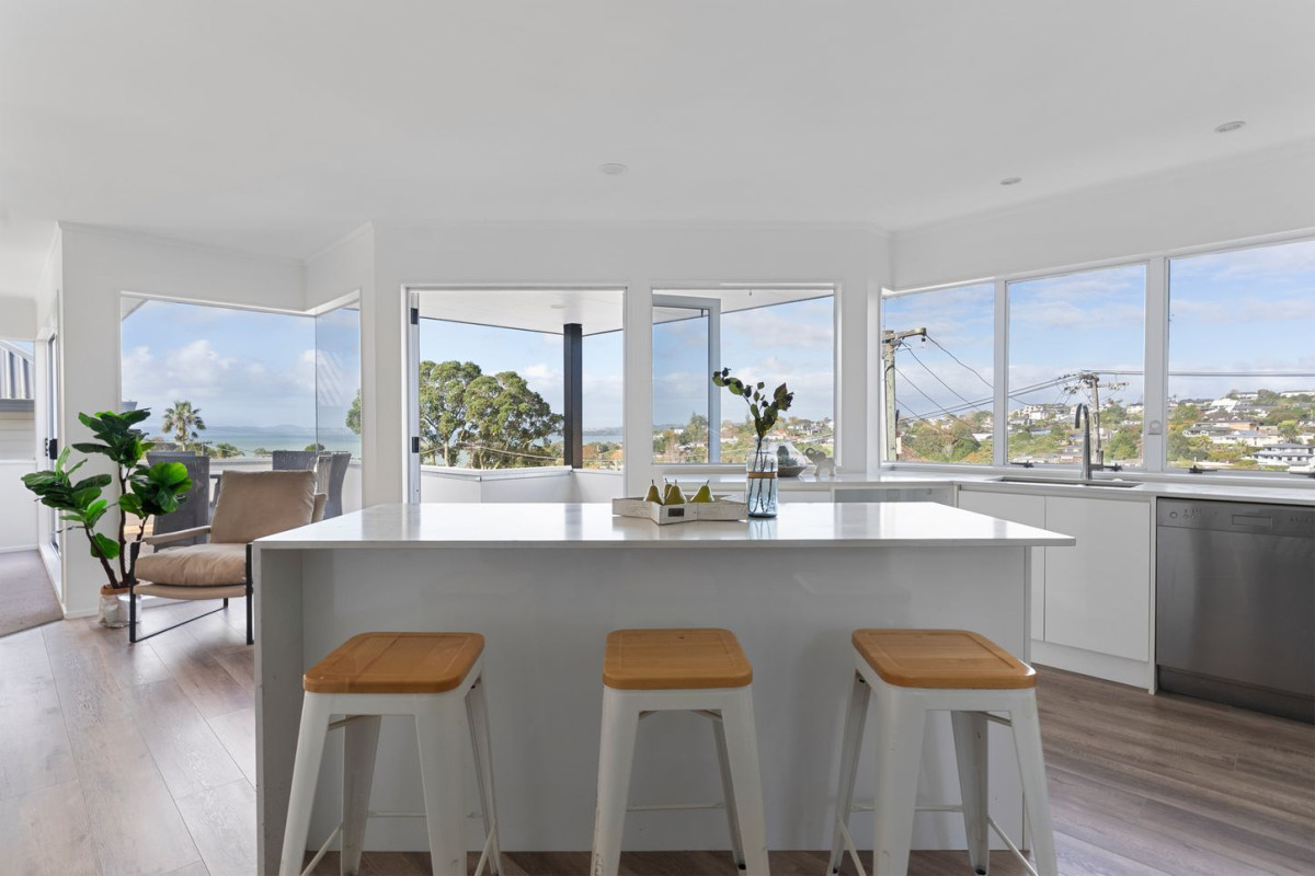 Macleans College zone, 190m2 3 beds 2 baths house with double garage, close to Mellons Bay Beach , MacDonald Walkway and Mcleay Reserve, Howick Village, zoned for Mellons Bay School, Bucklands Beach Intermediate, and Macleans College, 2/9 Colmar Road, Mellons Bay, Auckland