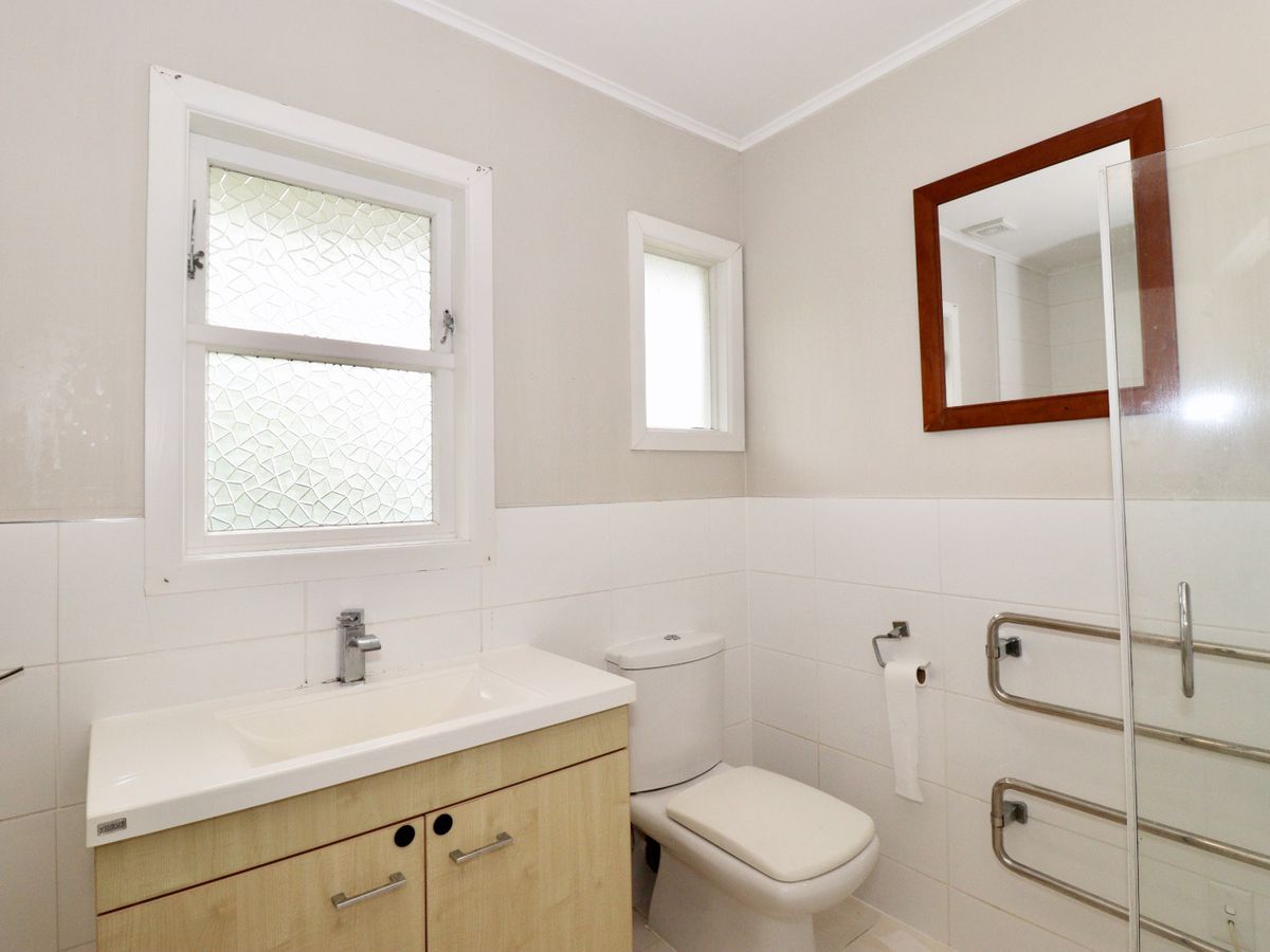 For rent, 3 beds 1 bath house with garage, Available from 5th June, Te Atatu Peninsula, Auckland