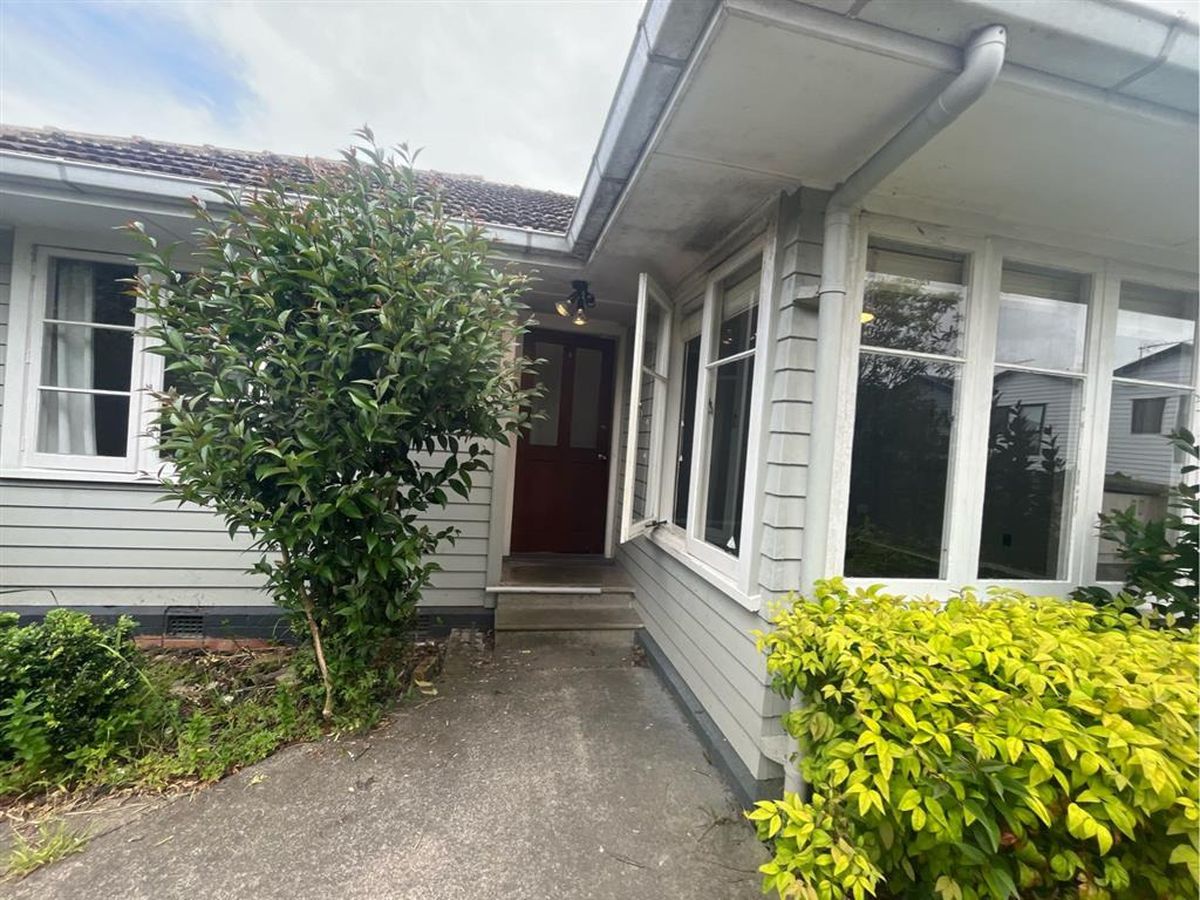 For rent, 3 beds 1 bath house with garage, Available from 5th June, Te Atatu Peninsula, Auckland