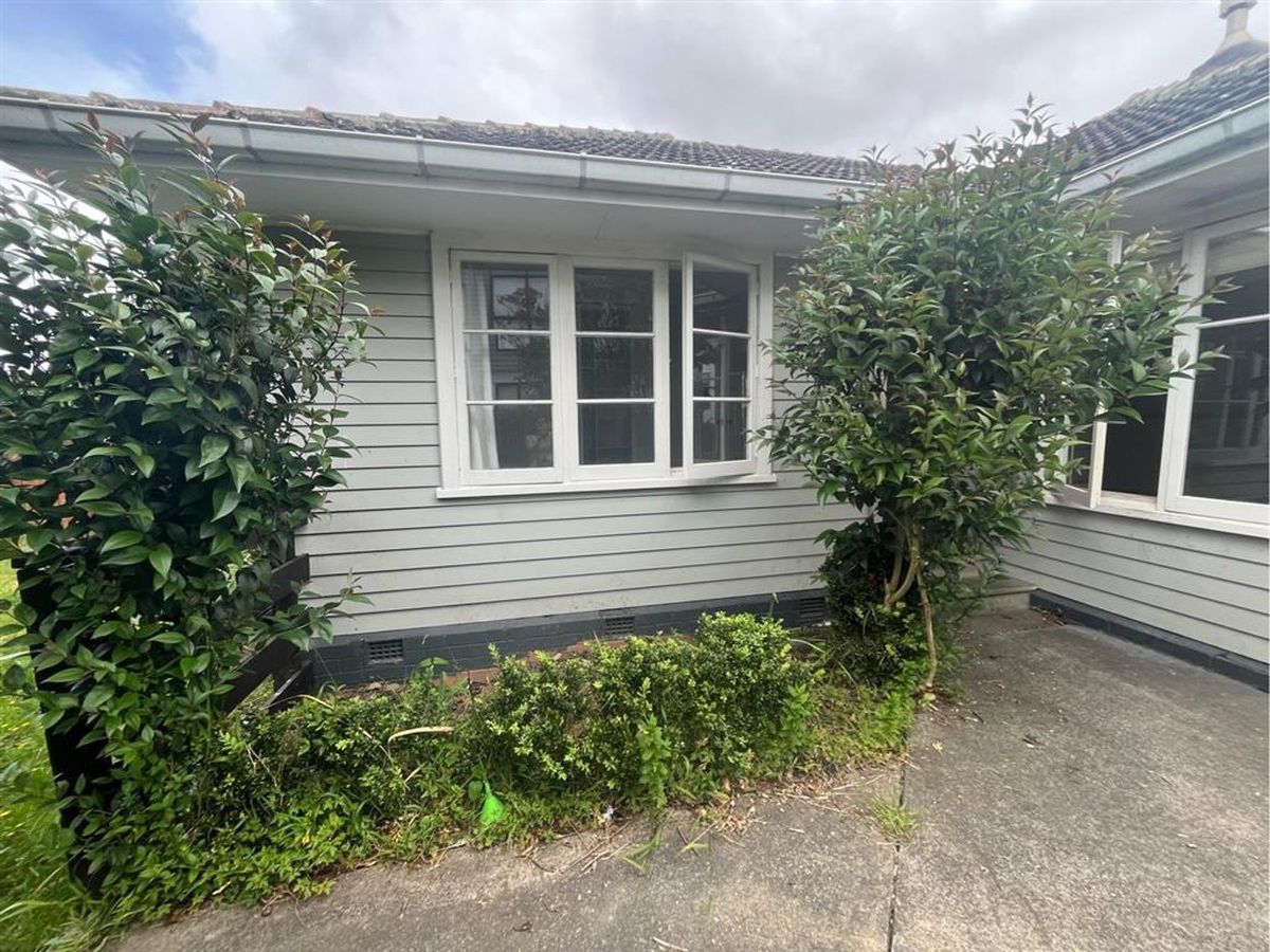 For rent, 3 beds 1 bath house with garage, Available from 5th June, Te Atatu Peninsula, Auckland