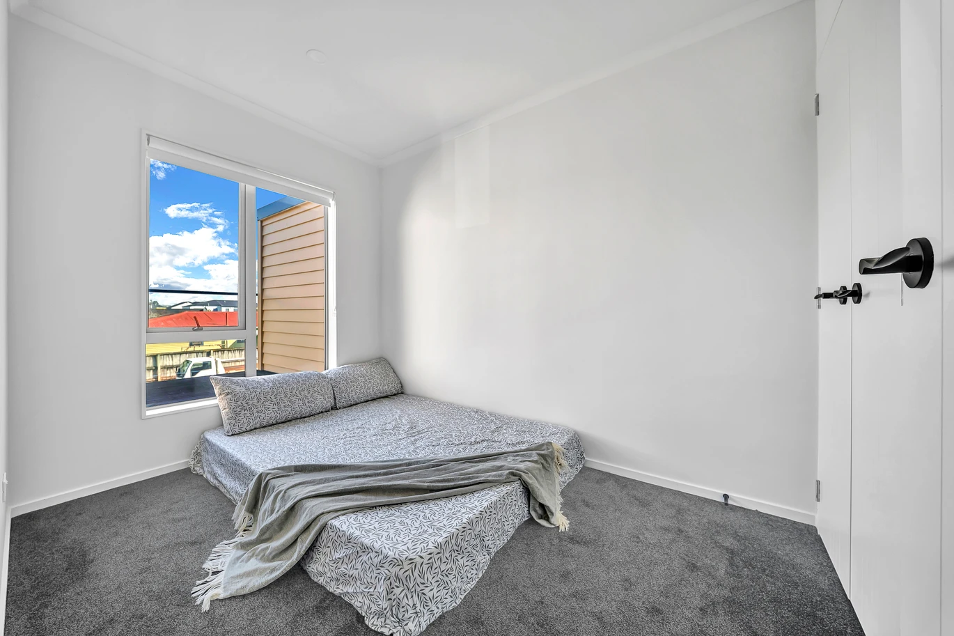 4 beds 2.5 baths home with garage, close to town centre schools, easy motorway centre, 92B Luke Street, East Otahuhu, Auckland