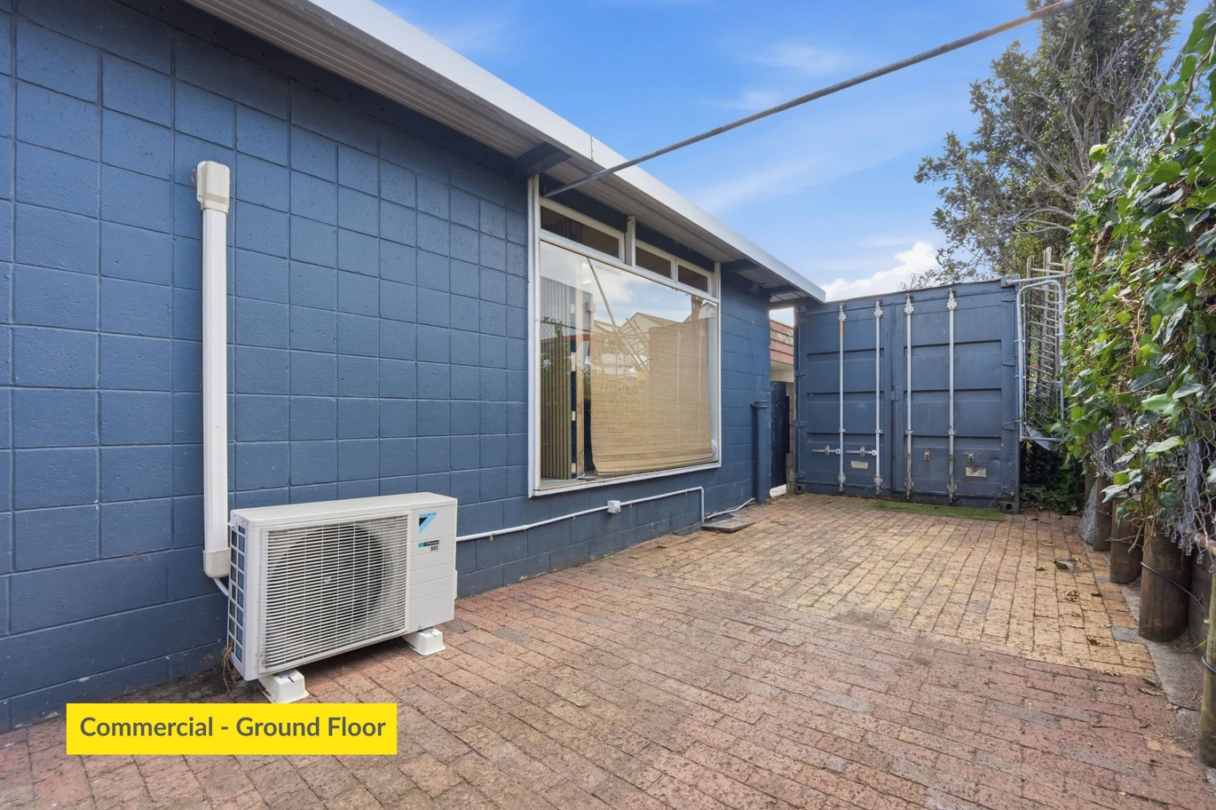 Freehold 754m2 in a Use / Commercial Zone, 300m2 floor area, 4 beds 1 bath house, A high-visibility storefront or office area (2 offices, lounge, kitchenette, toilet), 1 garage space, 2 carport spaces and 5 off street parks, minutes away from major transport links, shopping hubs, and local amenities, 118 Pakuranga Road, Pakuranga, Auckland