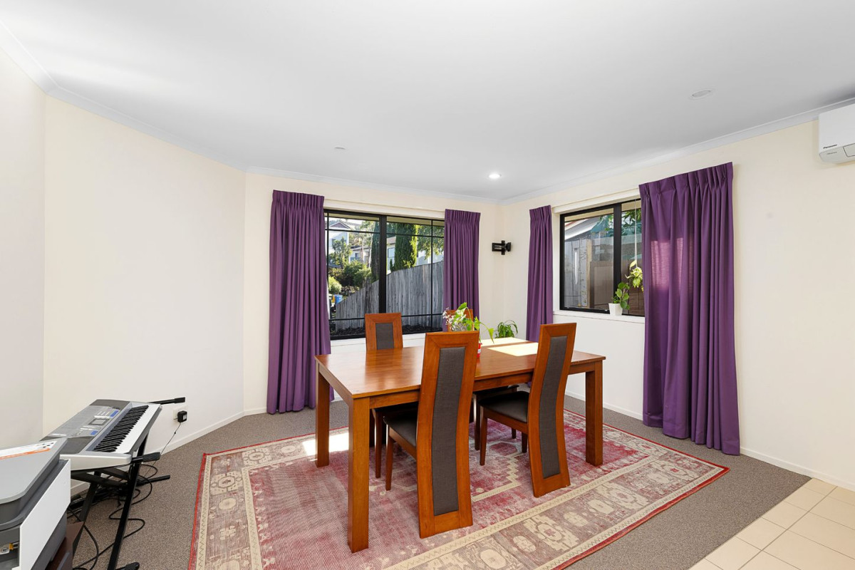 Must sell, Overseas Vendor , once in 6 years, 191m2 Brick and tile 4 beds 2 baths house with double garage on 583m2 section, close to school, parks, shopping centres and all essential amenities, 42 San Marino Drive West, Henderson, Auckland