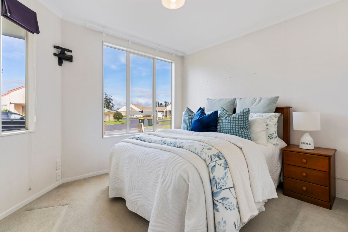 3 beds 1.5 baths house with garage on 400m2 section, close to schools, shops, supermarkets, within zone for Riverhills School, Pakuranga Intermediate and Edgewater College. And Burswood Park and playground are just minutes away, 11 Fernbrook Close, Burswood, Auckland