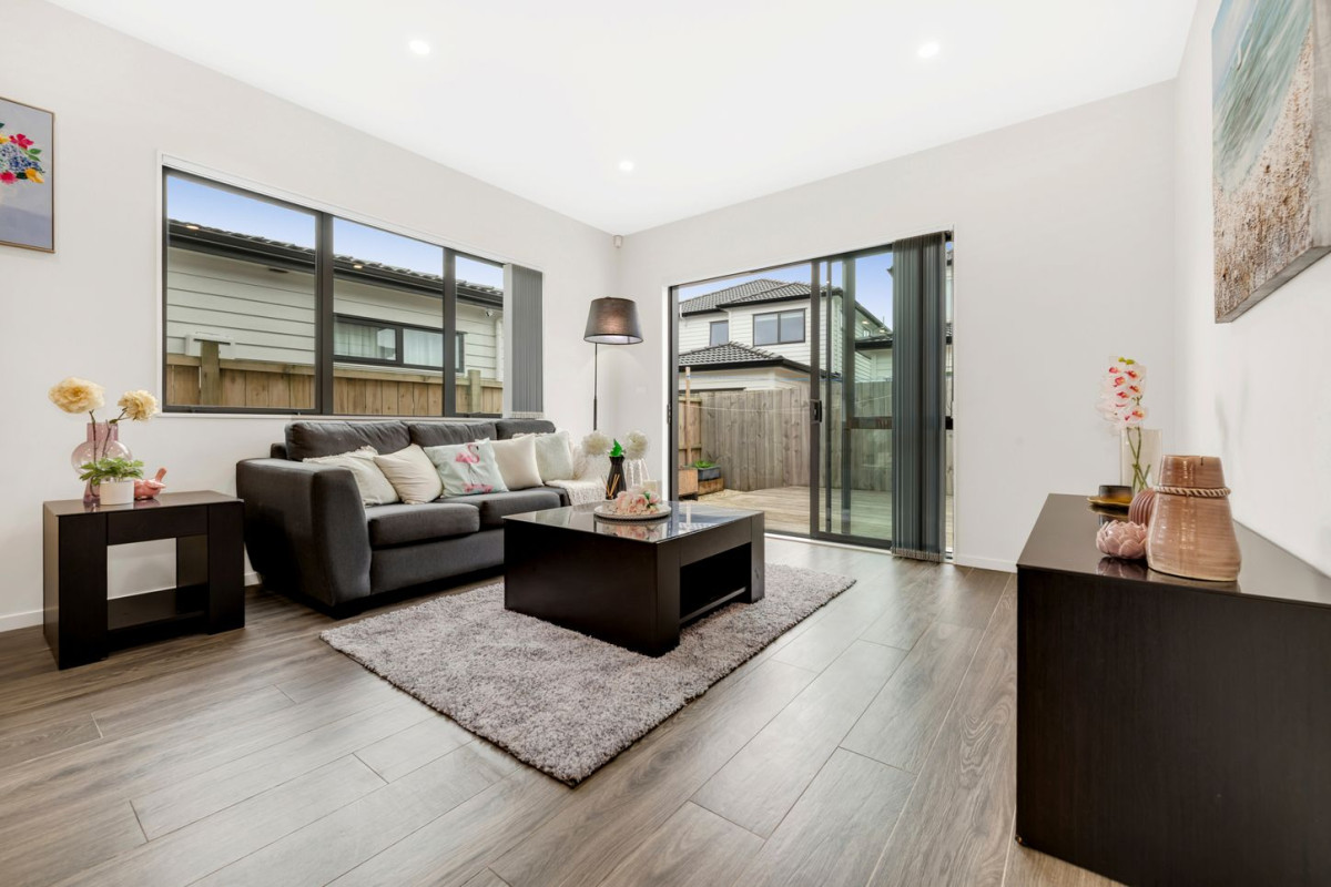 5 beds (3 ensuites) 4.5 baths house with 1 bed granny, a garage and 3 on-site parking spaces, Central heating & cooling system, Built-in background music system, Zoned for Ormiston Primary, Junior & Senior College, 11 Puruatanga Drive, Flat Bush, Auckland