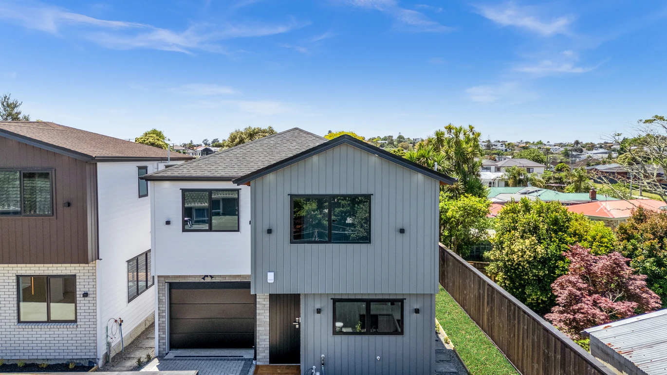 For rent, No smokers, Standalone 4 beds 2.5 baths home with garage, Available 12th June, 4/53 Hutchinsons Road, Bucklands Beach, Auckland