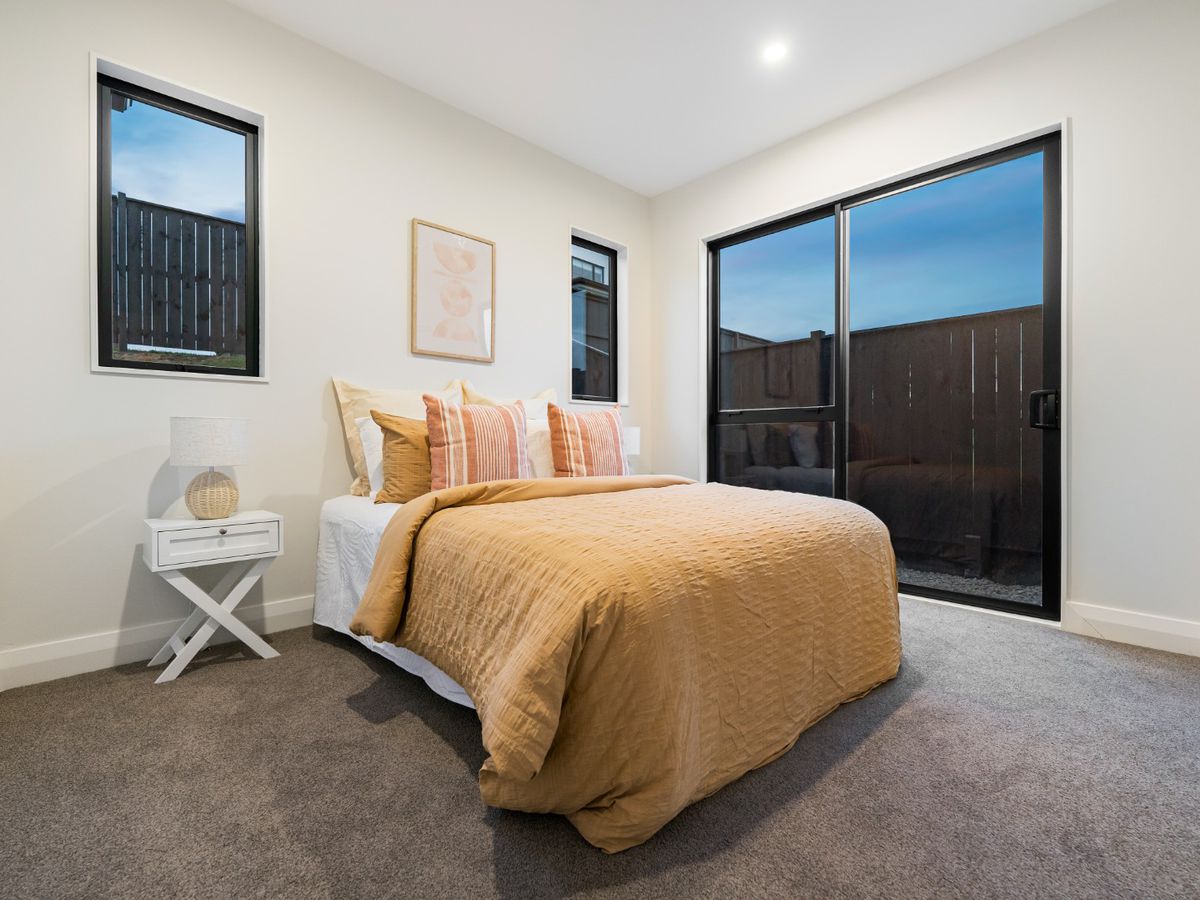 For rent, No Pet, No smoker. 4 beds + study room 2 baths house with double garage and Waterfront Views, Available Now, 28 Evergreen Parade, Karaka, Auckland