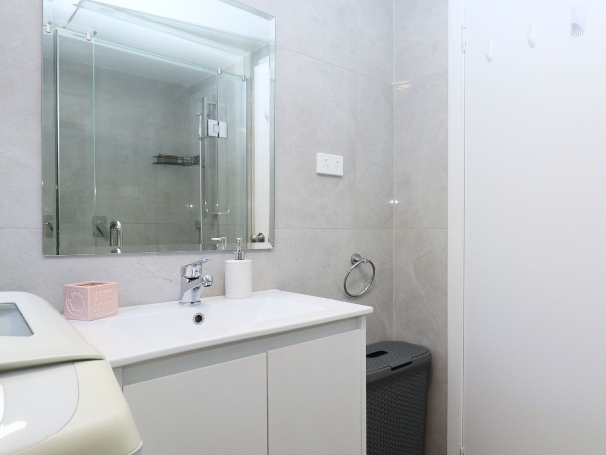 For rent, Fully Renovated 1 bed 1 bath home with 2 car parks, Available now., 71A Casuarina Road , Half Moon Bay, Auckland