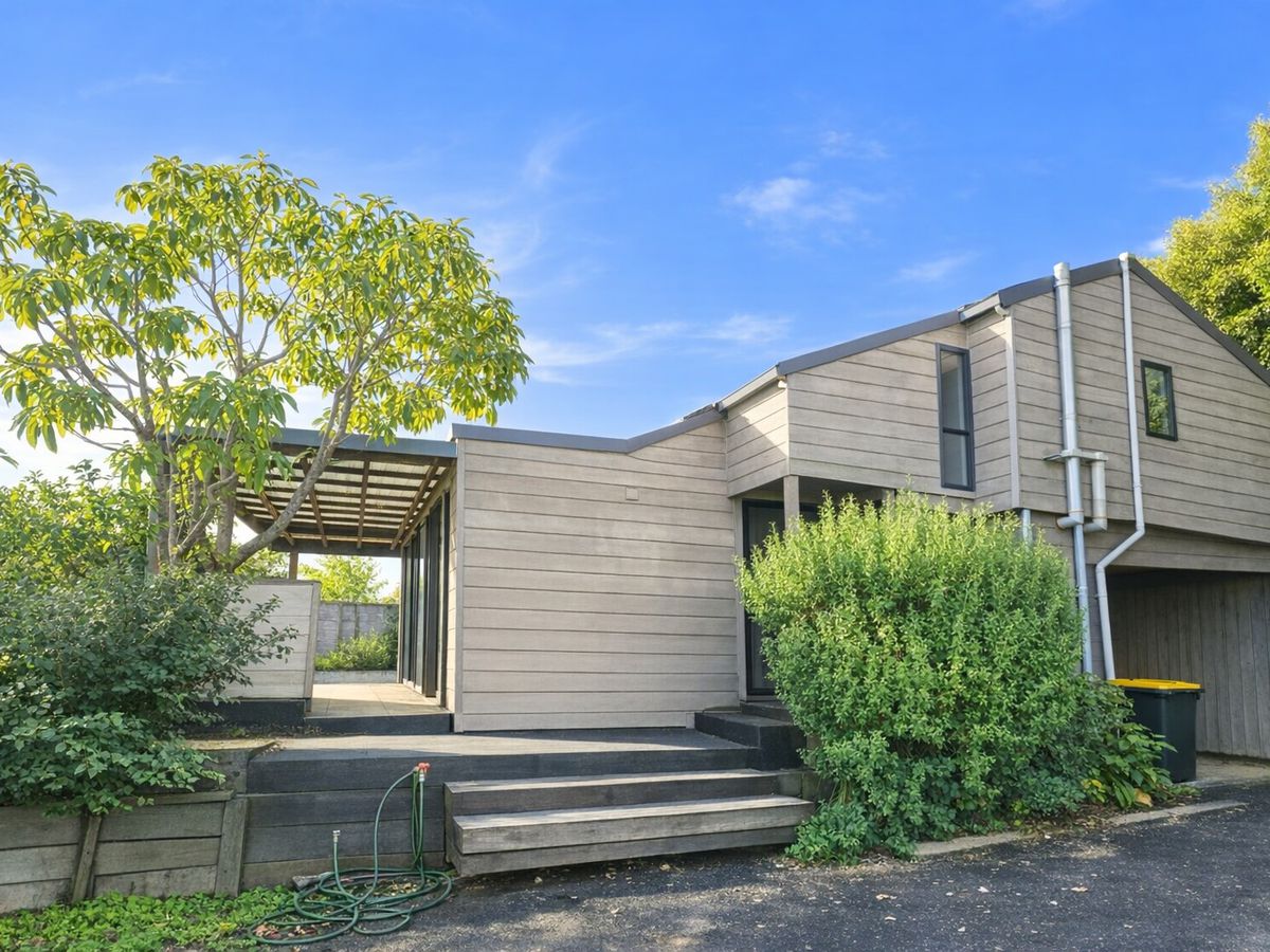 For rent, 3 beds + study room 1 bath house with 2 car parks, Available now, 26 Orinda Close, Botany Downs, Auckland