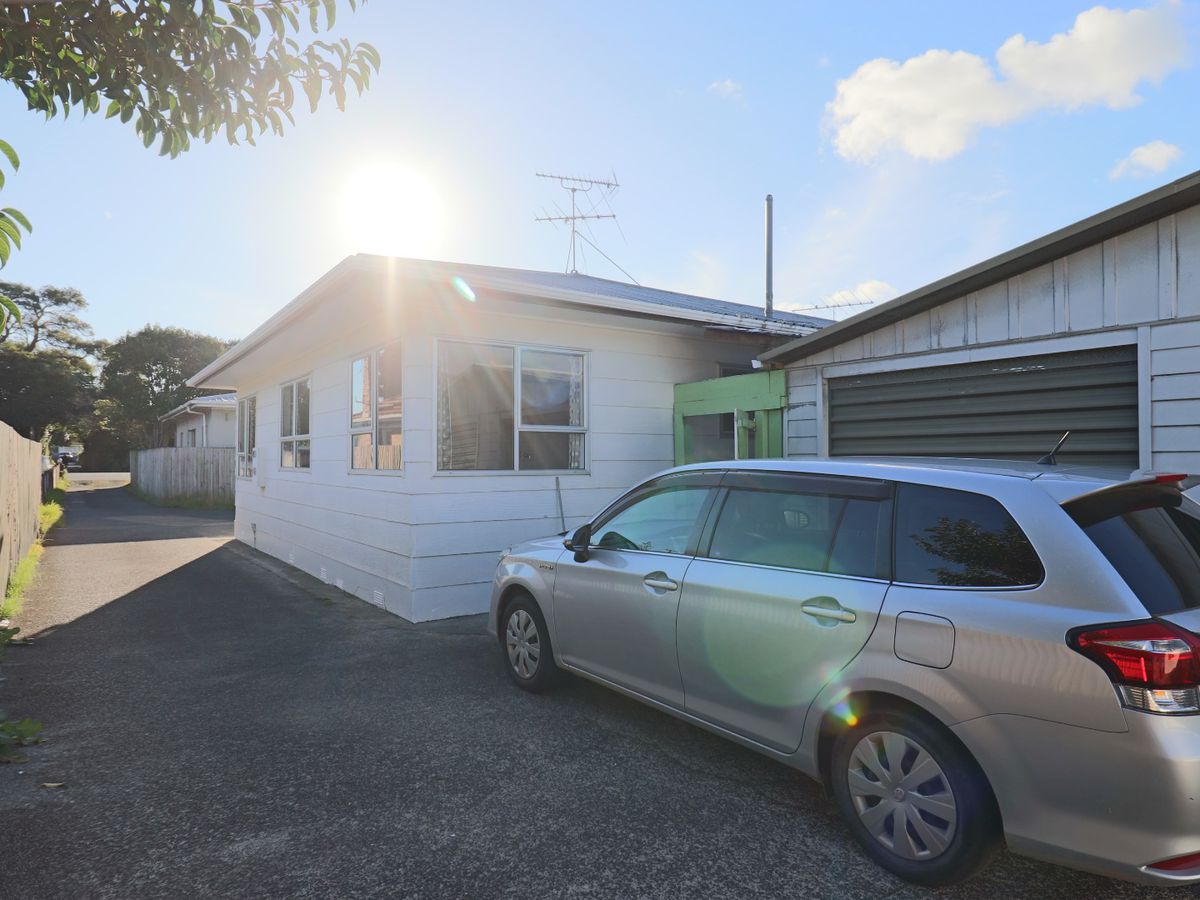 For rent, Renovated 4 beds 2 baths house with 3 car parks, Additional self-contained 1 bed 1 bath at the rear , Available Now, 130B Mount Wellington Highway, Mount Wellington, Auckland