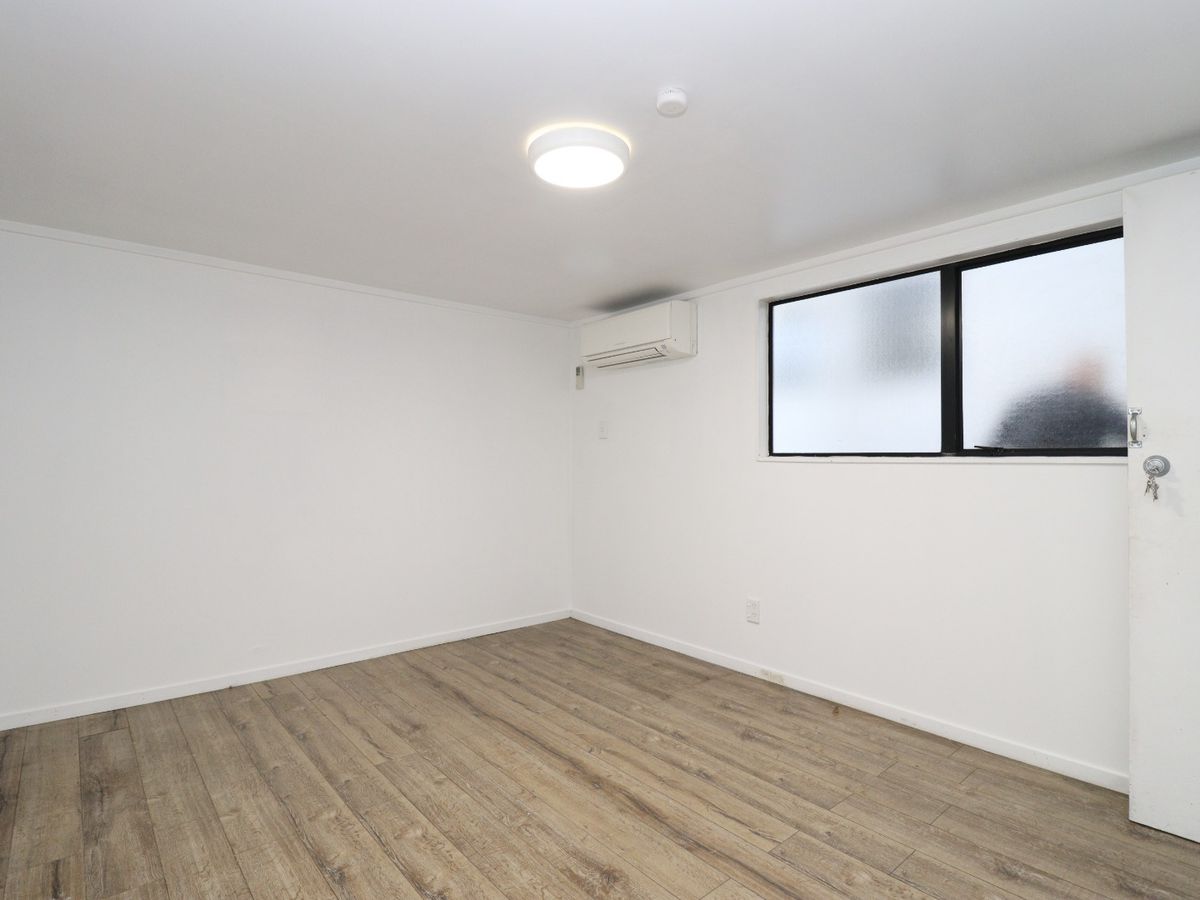 For rent, Renovated 4 beds 2 baths house with 3 car parks, Additional self-contained 1 bed 1 bath at the rear , Available Now, 130B Mount Wellington Highway, Mount Wellington, Auckland