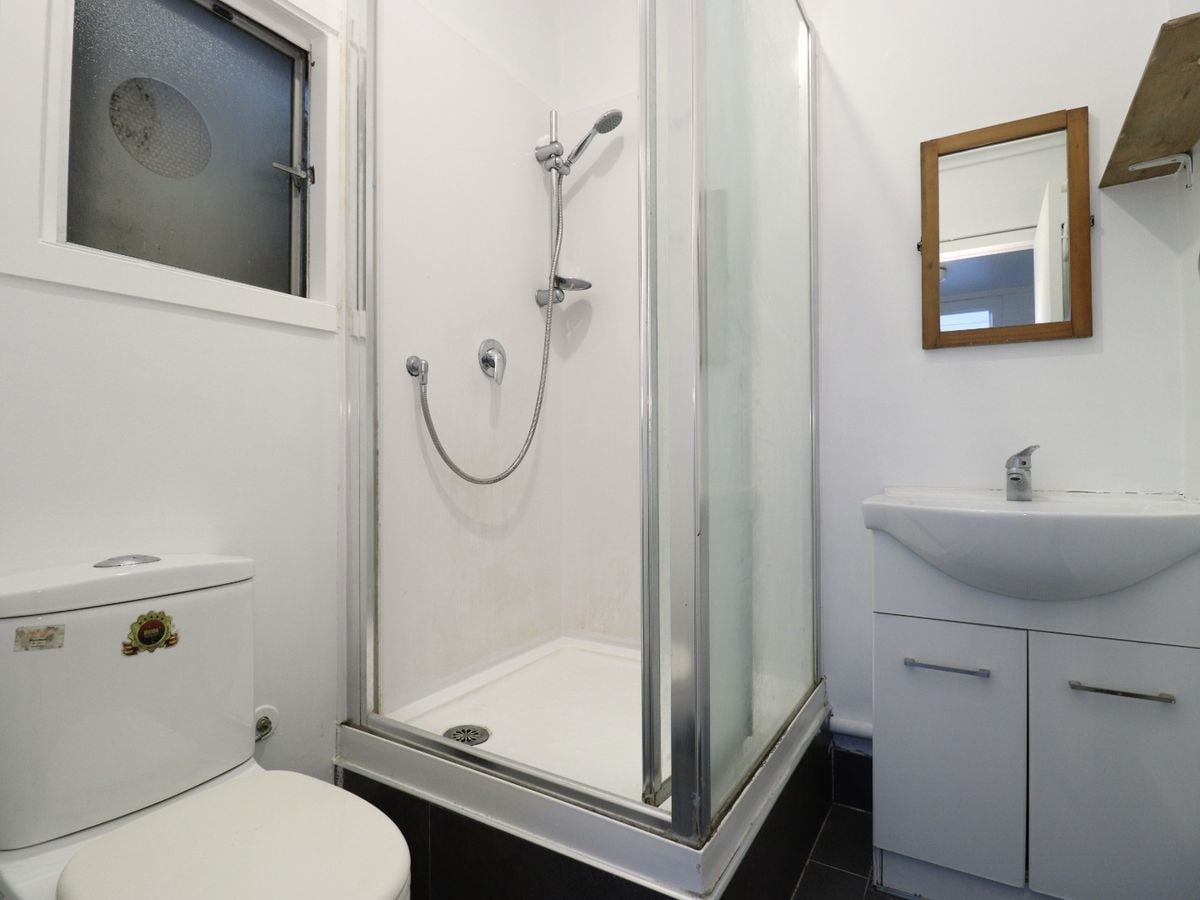 For rent, Renovated 4 beds 2 baths house with 3 car parks, Additional self-contained 1 bed 1 bath at the rear , Available Now, 130B Mount Wellington Highway, Mount Wellington, Auckland