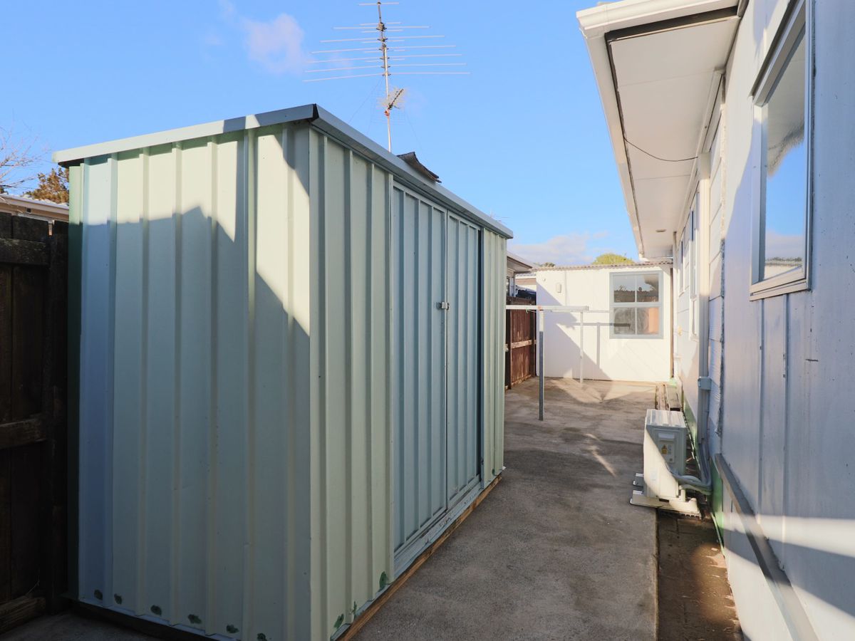 For rent, Renovated 4 beds 2 baths house with 3 car parks, Additional self-contained 1 bed 1 bath at the rear , Available Now, 130B Mount Wellington Highway, Mount Wellington, Auckland