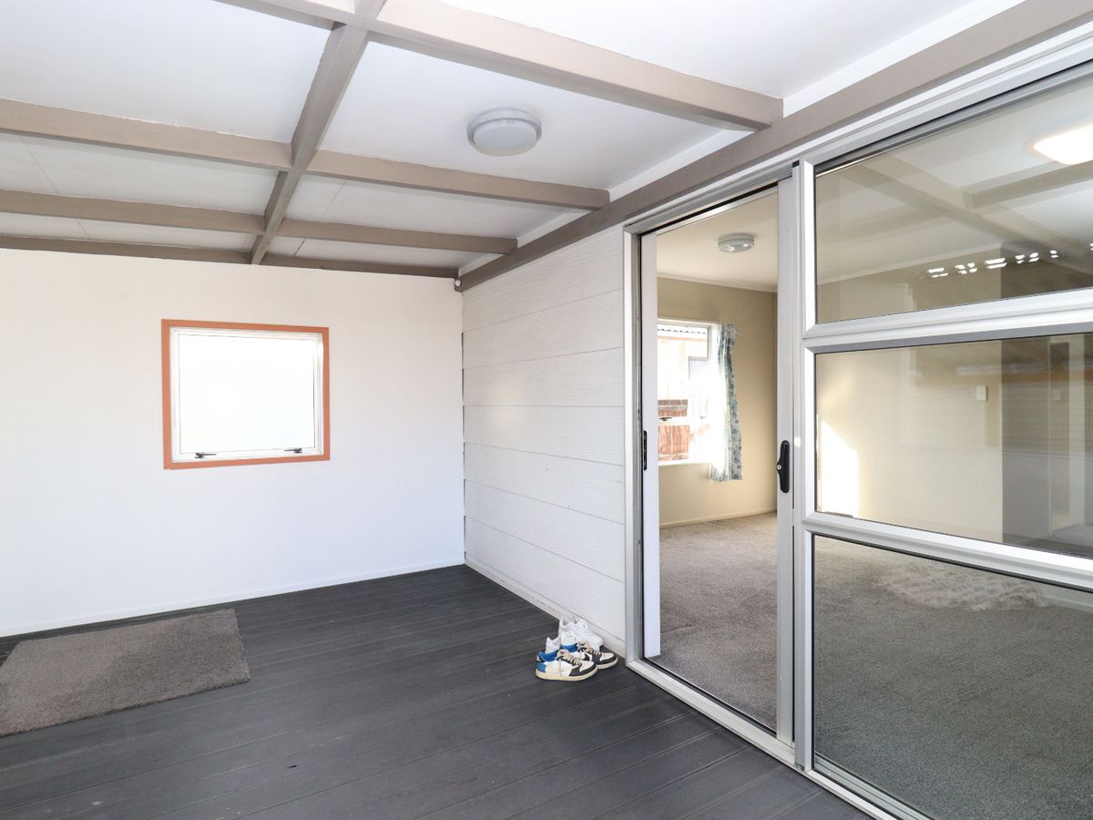For rent, Renovated 4 beds 2 baths house with 3 car parks, Additional self-contained 1 bed 1 bath at the rear , Available Now, 130B Mount Wellington Highway, Mount Wellington, Auckland
