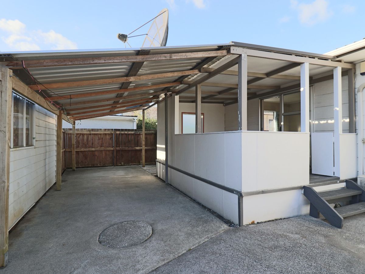 For rent, Renovated 4 beds 2 baths house with 3 car parks, Additional self-contained 1 bed 1 bath at the rear , Available Now, 130B Mount Wellington Highway, Mount Wellington, Auckland