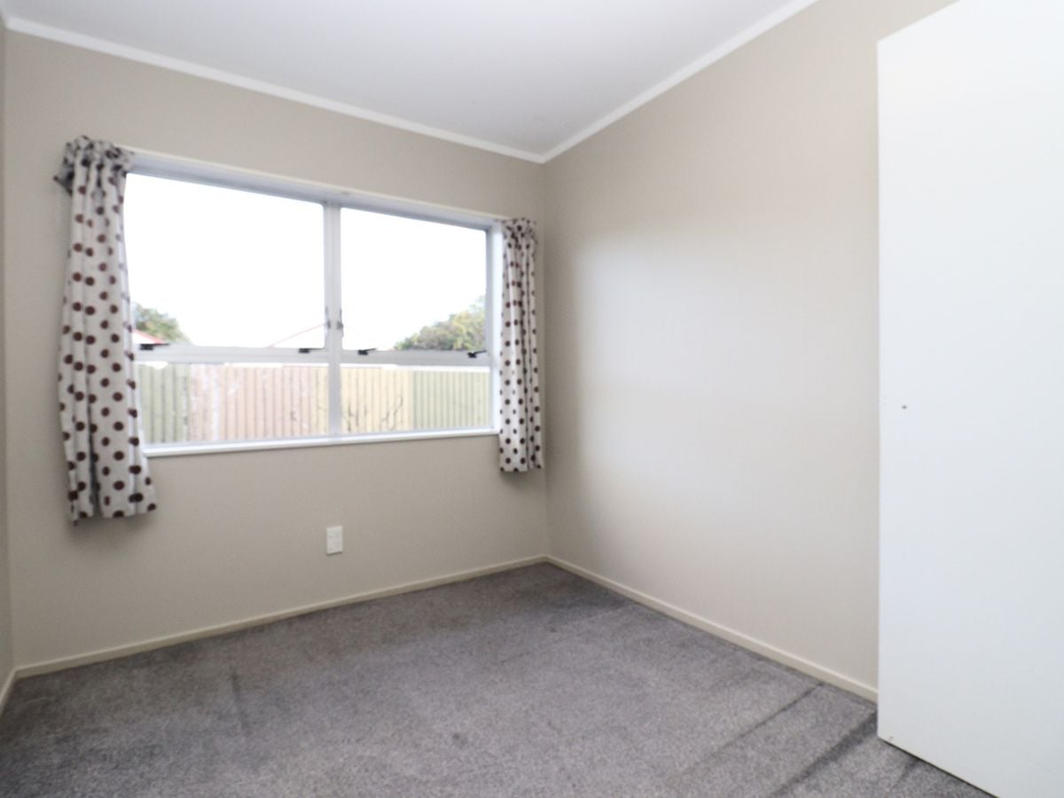 For rent, Renovated 4 beds 2 baths house with 3 car parks, Additional self-contained 1 bed 1 bath at the rear , Available Now, 130B Mount Wellington Highway, Mount Wellington, Auckland