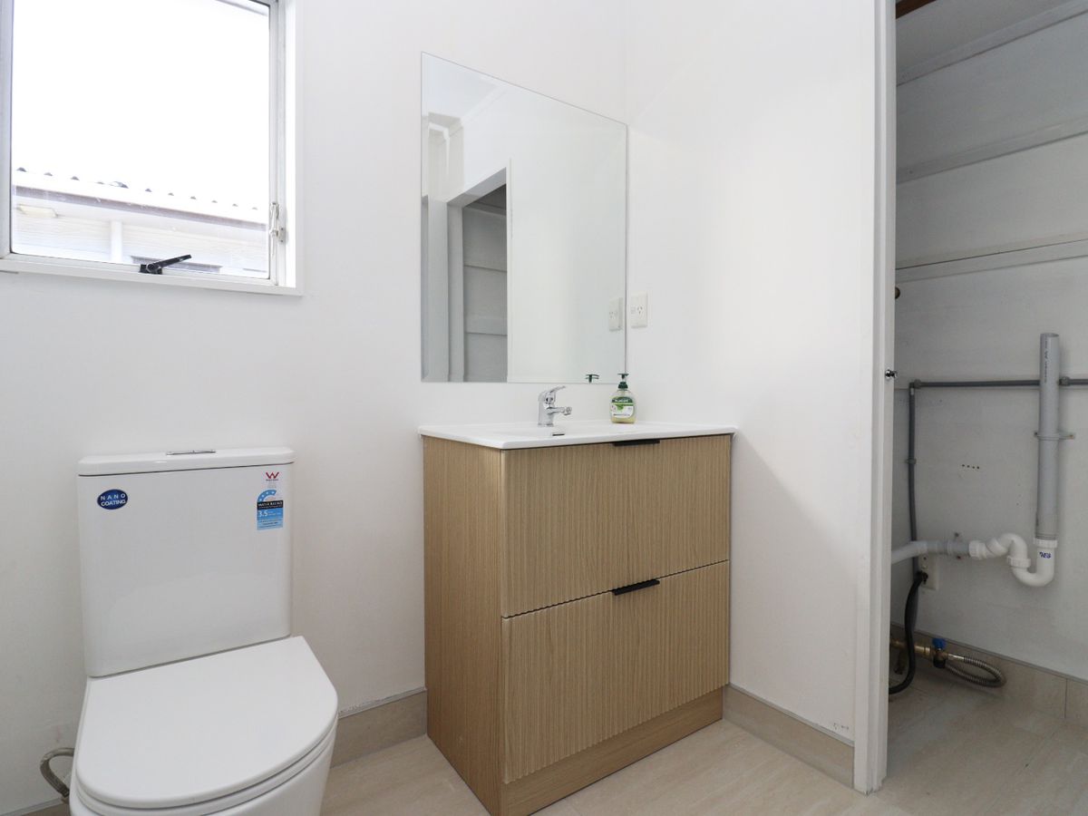 For rent, Renovated 4 beds 2 baths house with 3 car parks, Additional self-contained 1 bed 1 bath at the rear , Available Now, 130B Mount Wellington Highway, Mount Wellington, Auckland