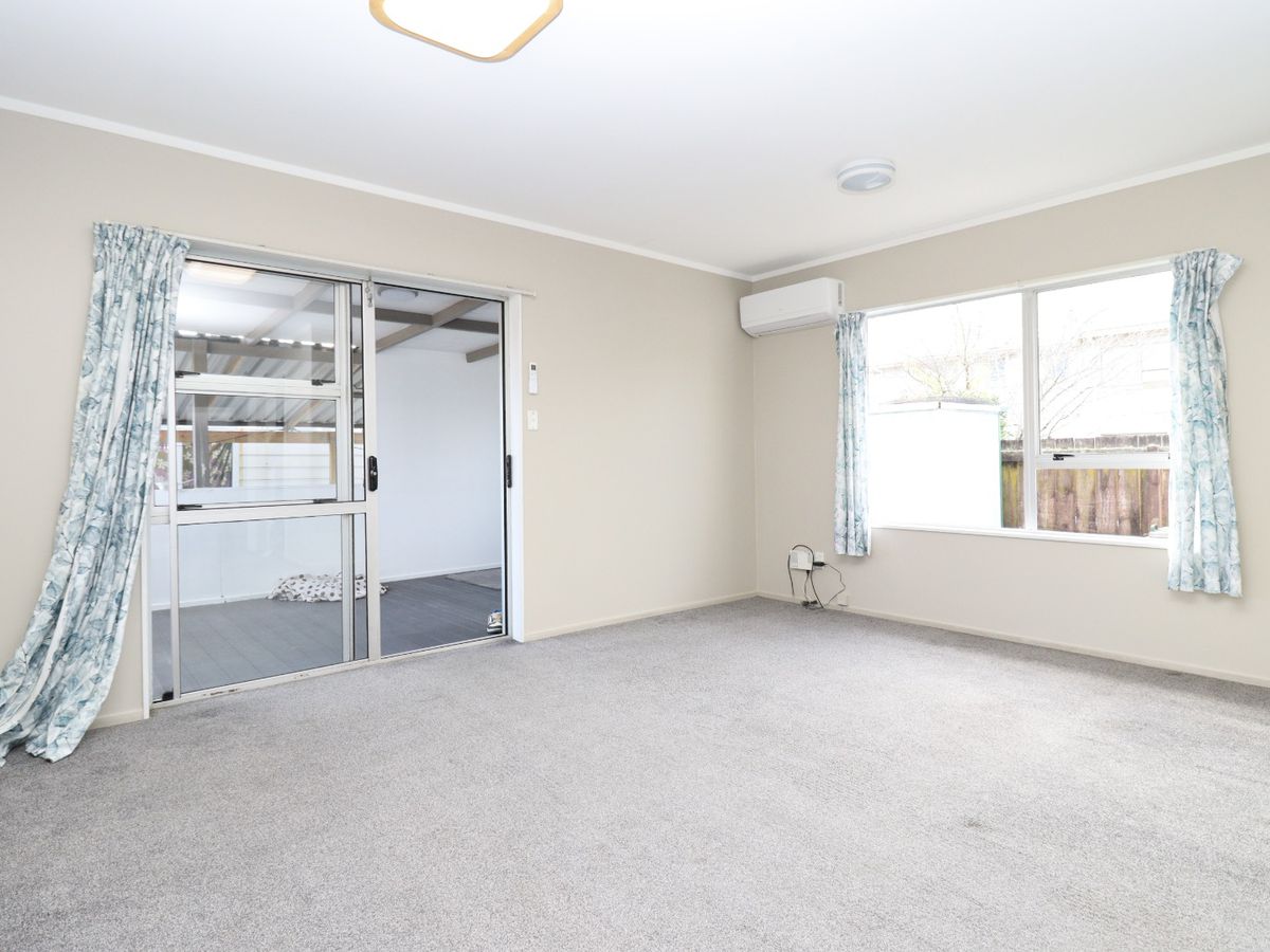 For rent, Renovated 4 beds 2 baths house with 3 car parks, Additional self-contained 1 bed 1 bath at the rear , Available Now, 130B Mount Wellington Highway, Mount Wellington, Auckland
