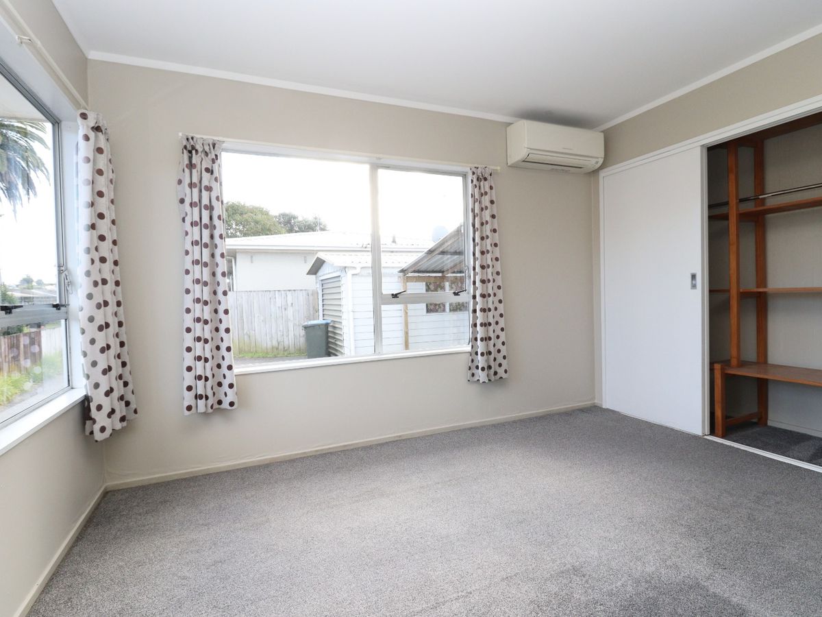 For rent, Renovated 4 beds 2 baths house with 3 car parks, Additional self-contained 1 bed 1 bath at the rear , Available Now, 130B Mount Wellington Highway, Mount Wellington, Auckland