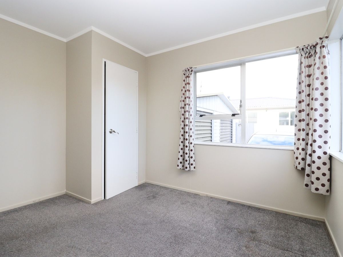 For rent, Renovated 4 beds 2 baths house with 3 car parks, Additional self-contained 1 bed 1 bath at the rear , Available Now, 130B Mount Wellington Highway, Mount Wellington, Auckland