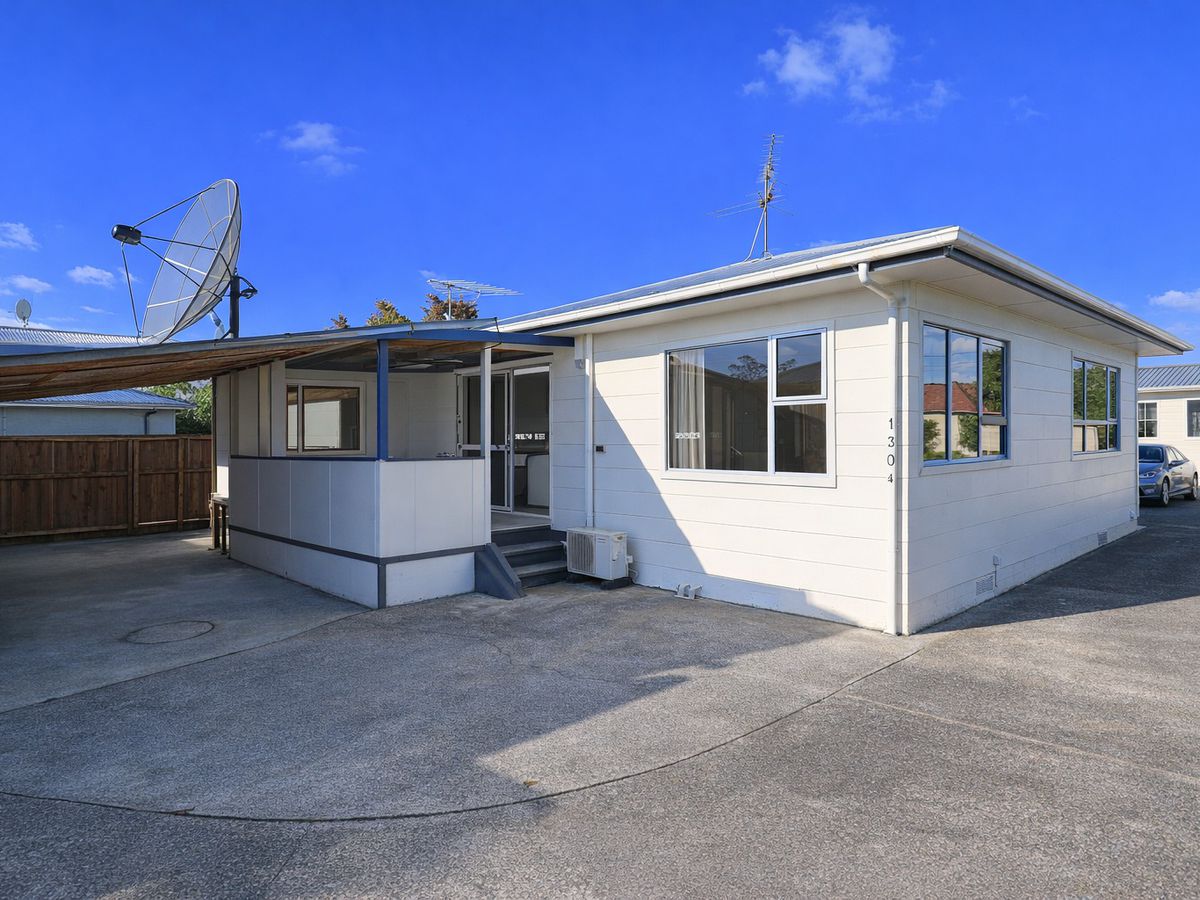 For rent, Renovated 4 beds 2 baths house with 3 car parks, Additional self-contained 1 bed 1 bath at the rear , Available Now, 130B Mount Wellington Highway, Mount Wellington, Auckland