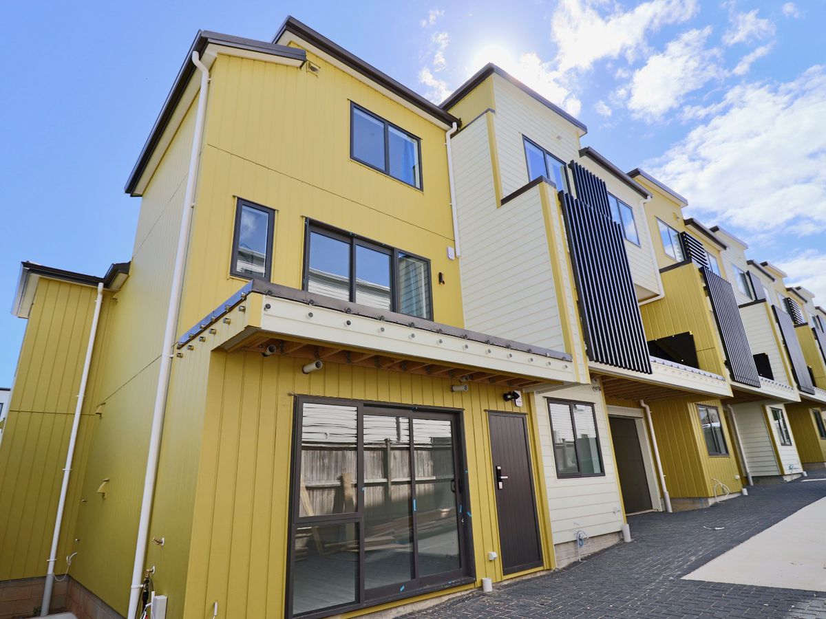 For rent, No Pet, No smoker., We welcome new immigrants and families on WINZ benefits, 3 bed 2.5 baths townhouse with car park, Available from 10th June, Mount Wellington, Auckland