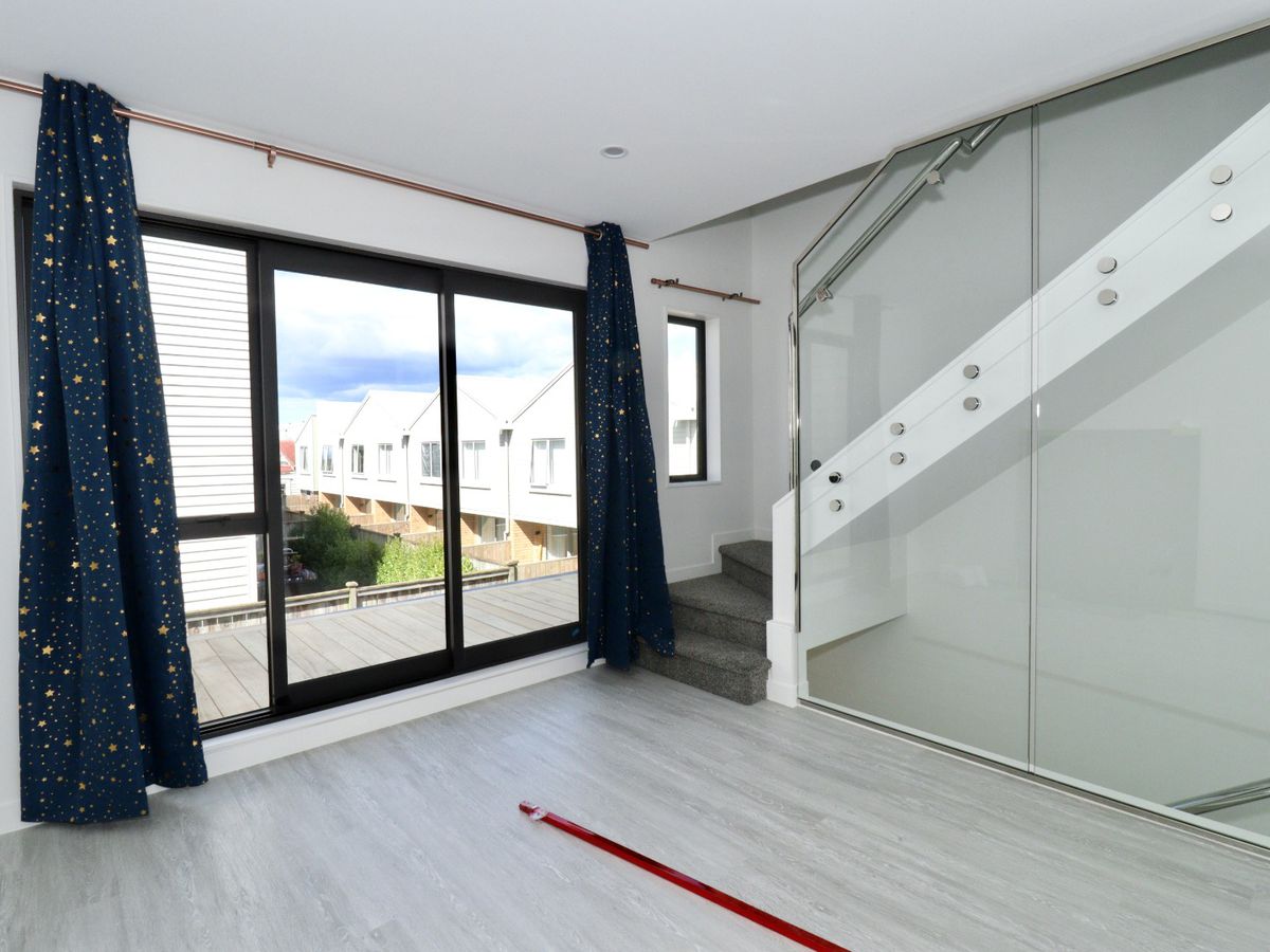For rent, No Pet, No smoker., We welcome new immigrants and families on WINZ benefits, 3 bed 2.5 baths townhouse with car park, Available from 10th June, Mount Wellington, Auckland