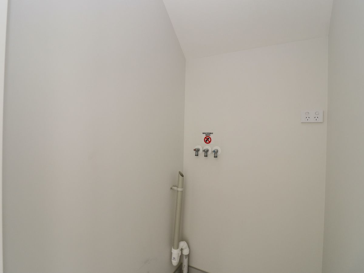 For rent, No pets, no smokers, 4 beds 3 baths townhouse with car park, Available on Fri 5th Jun, West Harbour, Auckland