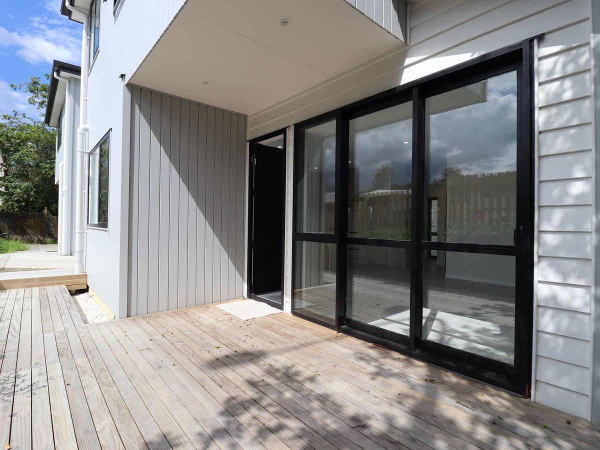 For rent, No pets, no smokers, 4 beds 3 baths townhouse with car park, Available on Fri 5th Jun, West Harbour, Auckland
