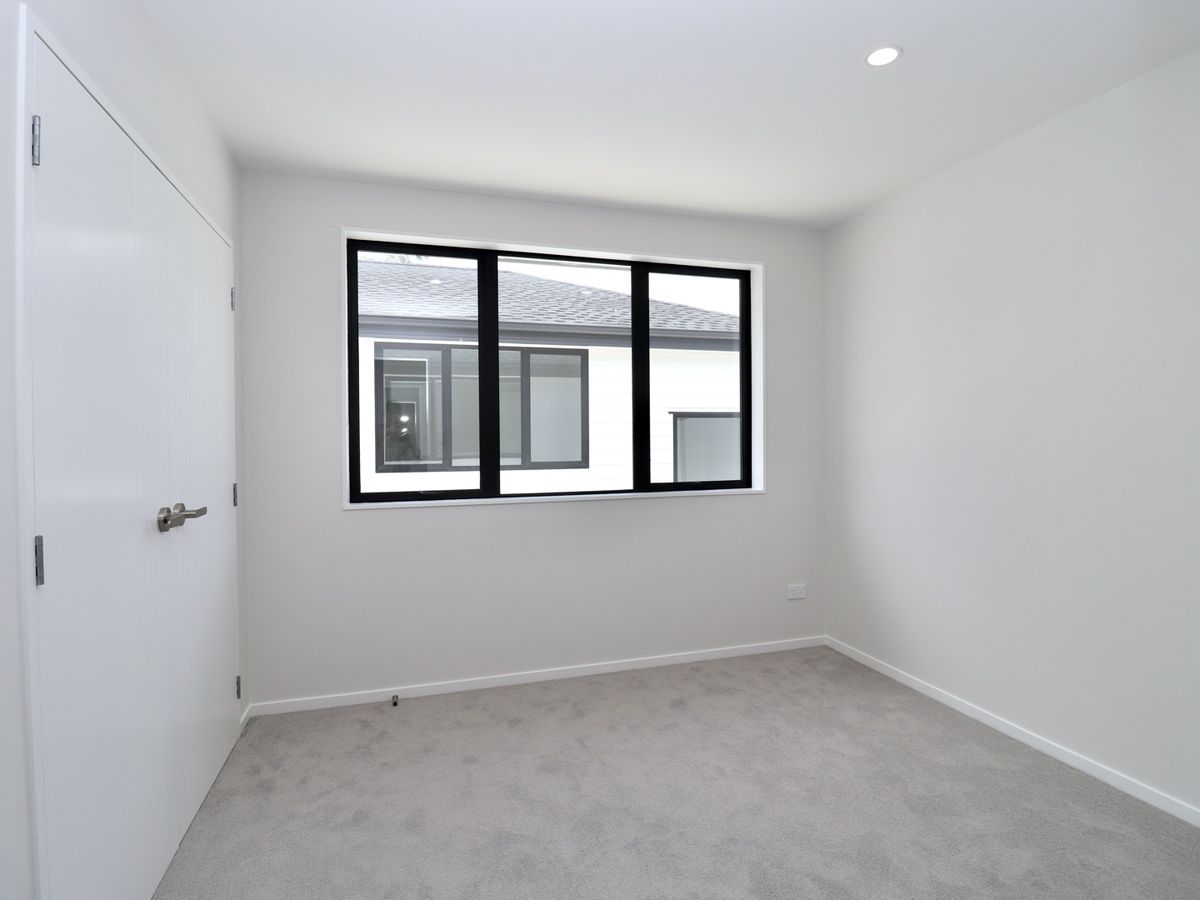 For rent, No pets, no smokers, 4 beds 3 baths townhouse with car park, Available on Fri 5th Jun, West Harbour, Auckland