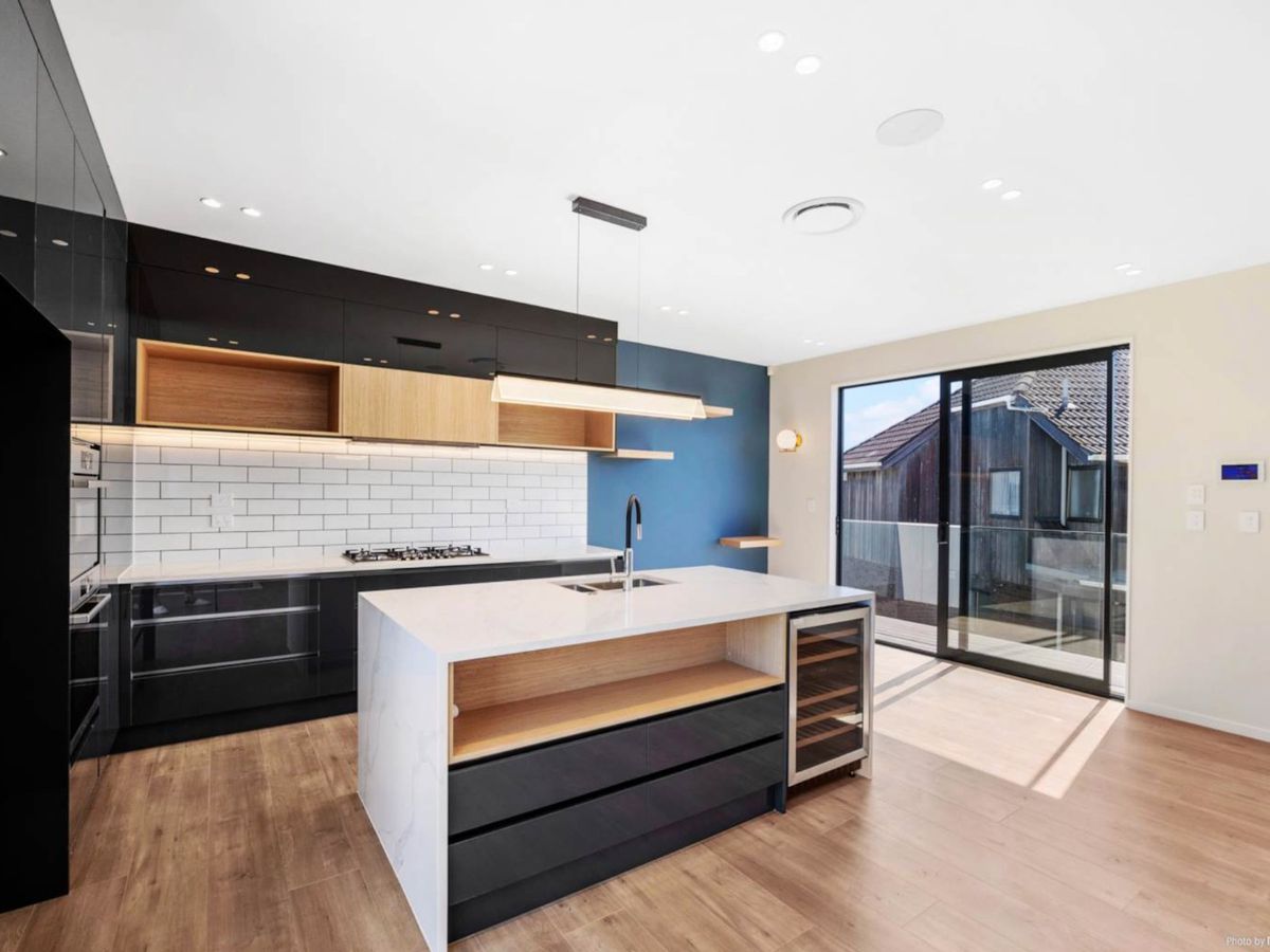 For rent, 4 beds 3 baths house with double garage, Available Now, 4B The Parade, Bucklands Beach, Auckland
