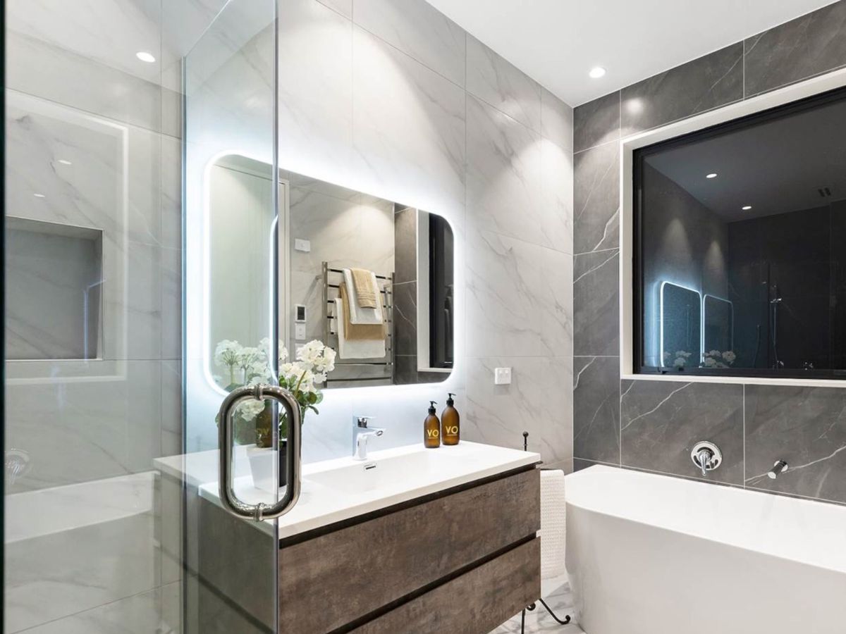 For rent, 4 beds 3 baths house with double garage, Available Now, 4B The Parade, Bucklands Beach, Auckland