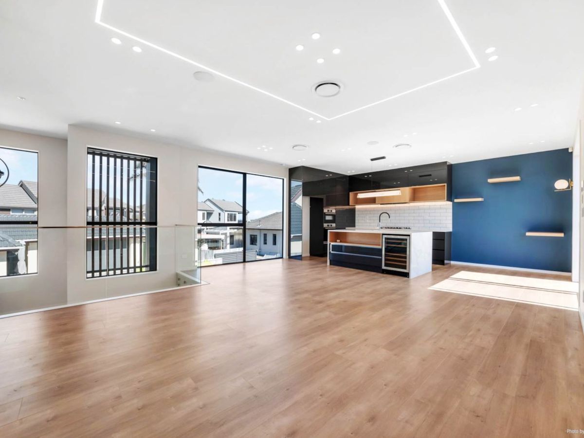 For rent, 4 beds 3 baths house with double garage, Available Now, 4B The Parade, Bucklands Beach, Auckland