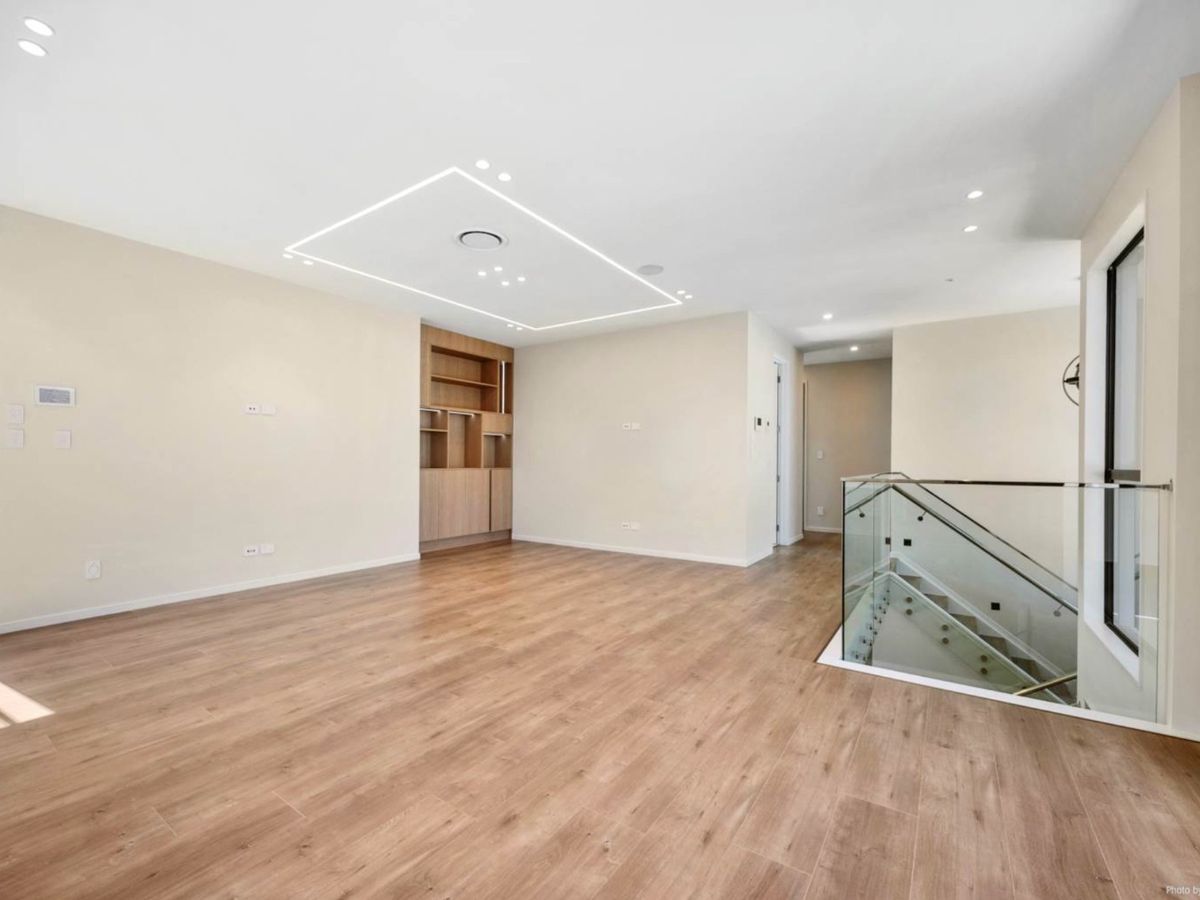 For rent, 4 beds 3 baths house with double garage, Available Now, 4B The Parade, Bucklands Beach, Auckland