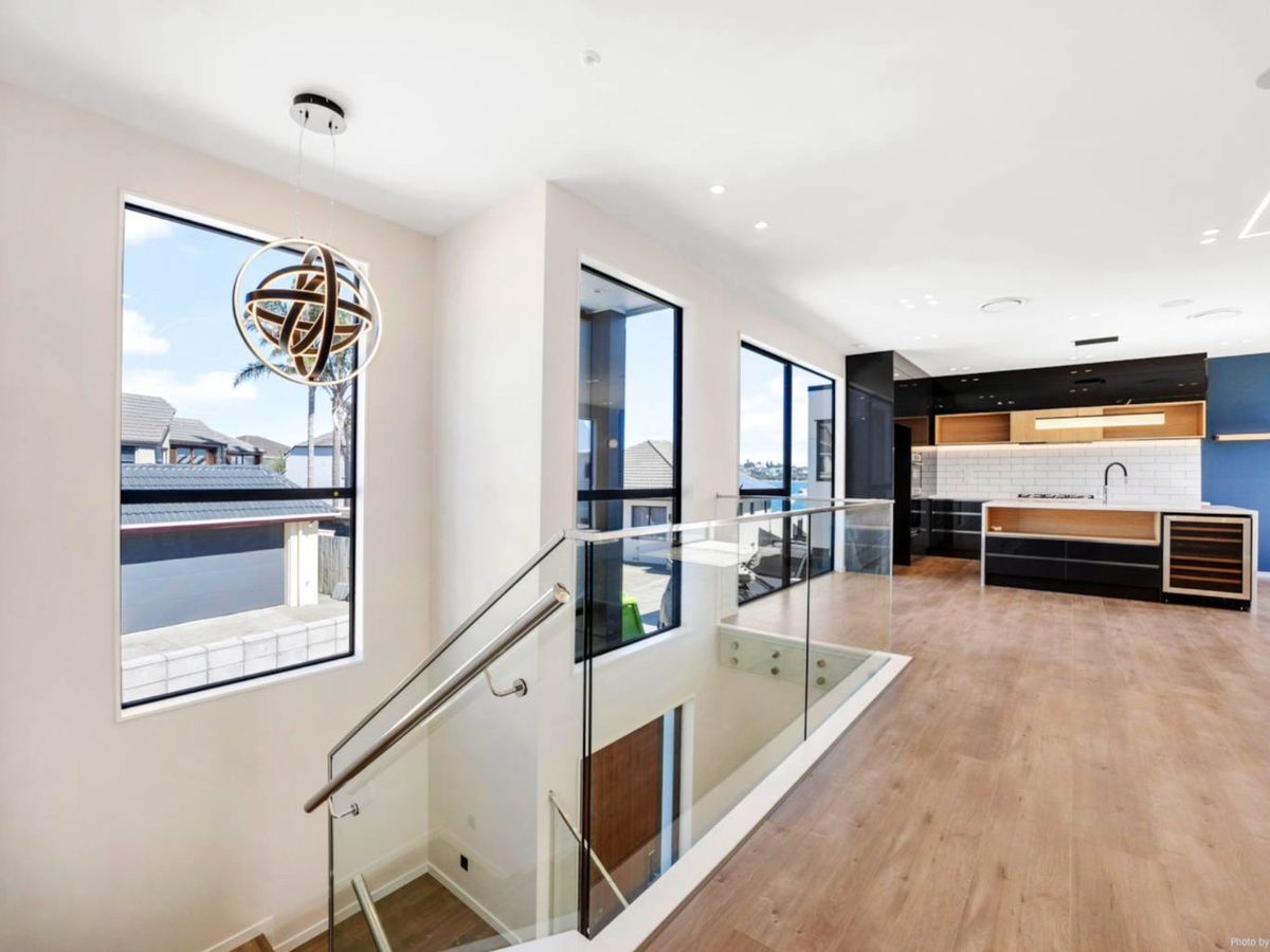 For rent, 4 beds 3 baths house with double garage, Available Now, 4B The Parade, Bucklands Beach, Auckland