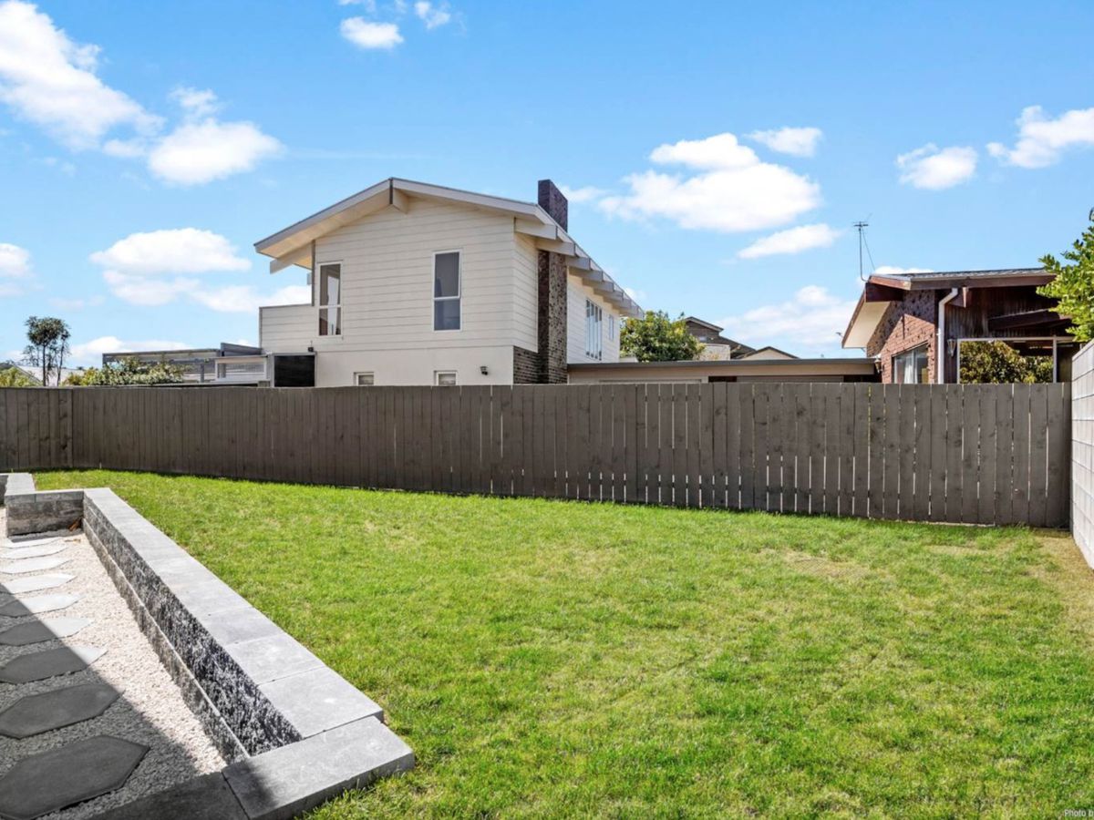 For rent, 4 beds 3 baths house with double garage, Available Now, 4B The Parade, Bucklands Beach, Auckland