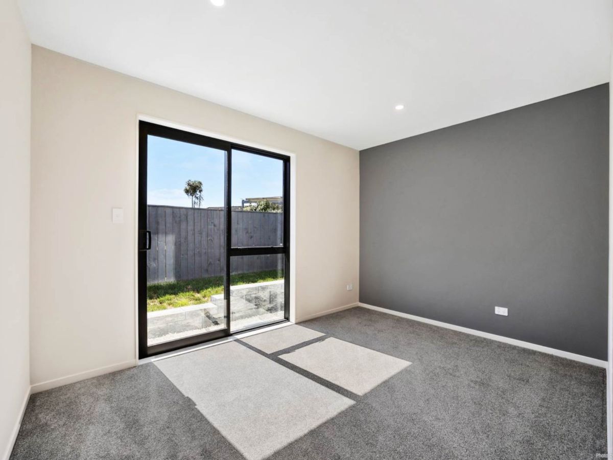 For rent, 4 beds 3 baths house with double garage, Available Now, 4B The Parade, Bucklands Beach, Auckland