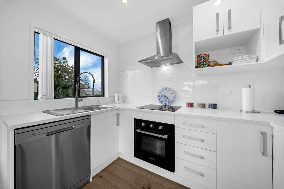 Must sell, 3 beds 2 baths home with garage on 205m2 section, located within walking distance to shops, supermarkets, cinemas, schools, 61a Wellington Street, Pukekohe, Auckland