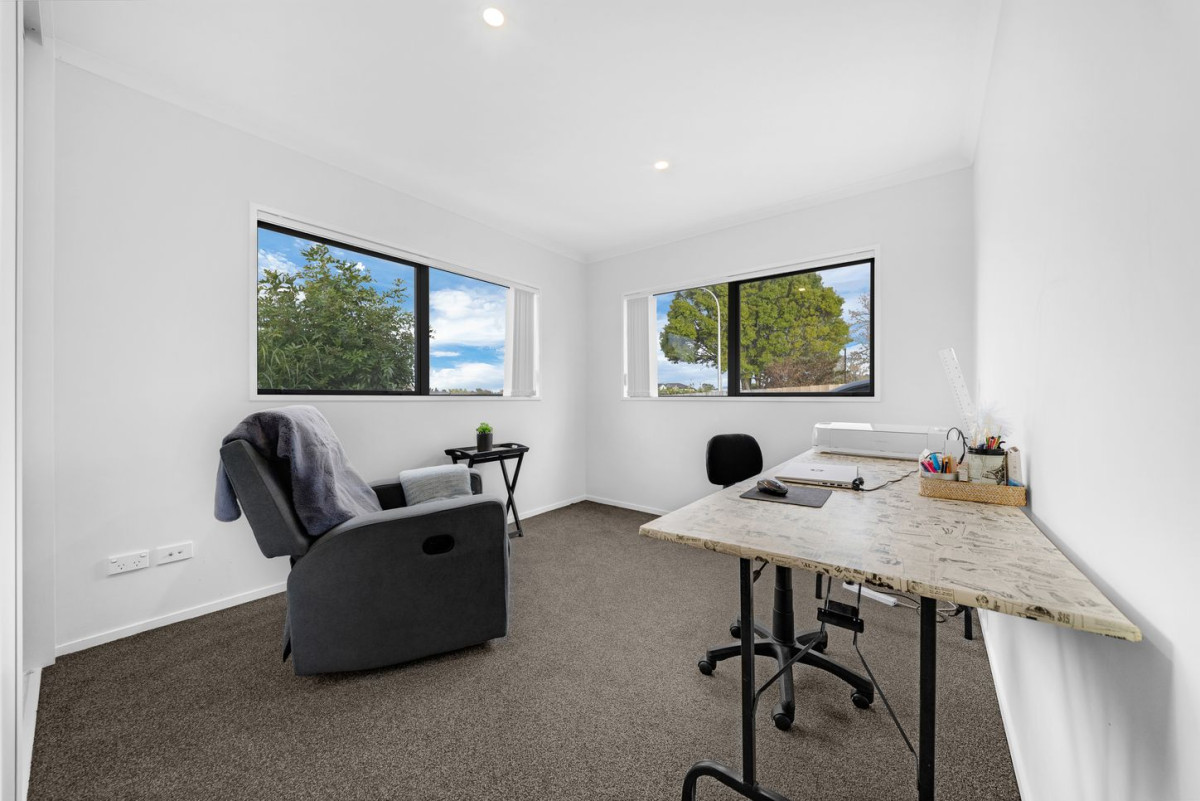 Must sell, 3 beds 2 baths home with garage on 205m2 section, located within walking distance to shops, supermarkets, cinemas, schools, 61a Wellington Street, Pukekohe, Auckland