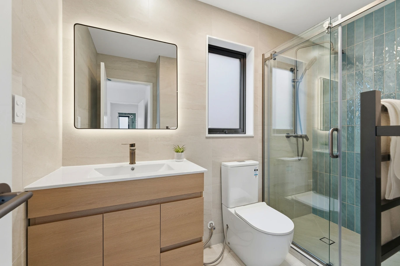Rangitoto College zone, 143m2 Brandnew Standalone 4 beds 2.5 baths home with garage, close to schools, beaches, Browns Bay village, zoned for Rangitoto College, Murrays Bay Intermediate, Northcross Intermediate, and St John’s School. 2/30 Kiteroa Terrace Rothesay Bay, Auckland