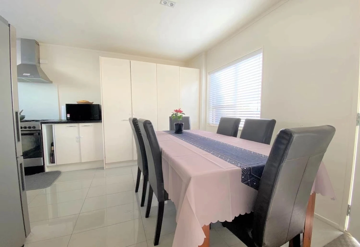 Freehold 3 beds 1 bath townhouse with car park and a large garden shed on 258m2 section, close to local parks, the Remuera Golf Course, Meadowbank Shopping Centre, 112B Norman Lesser Drive St Johns, Auckland